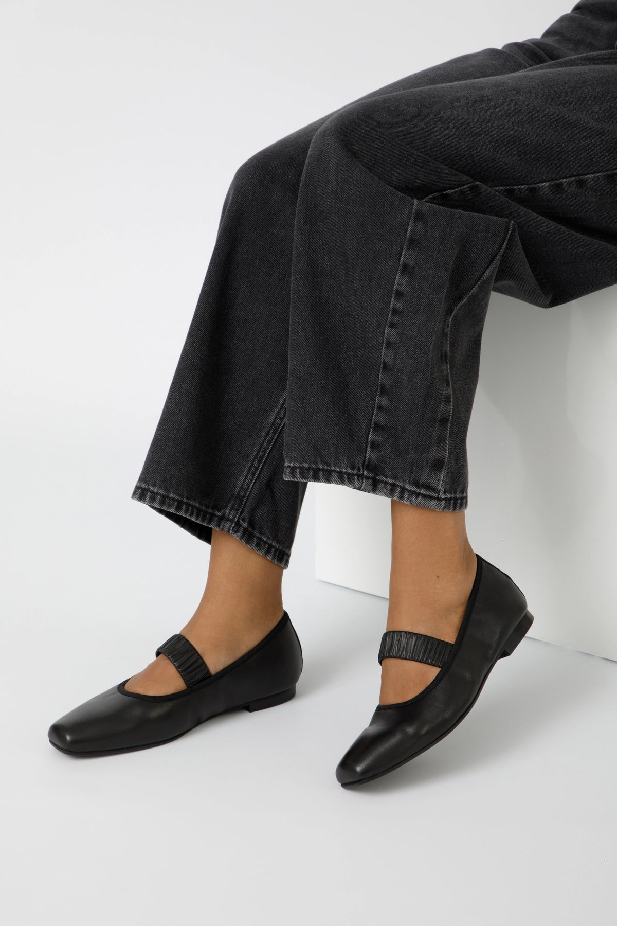 Ballerina sacchetto in pelle nera con elastico sul collo del piede - Sofia