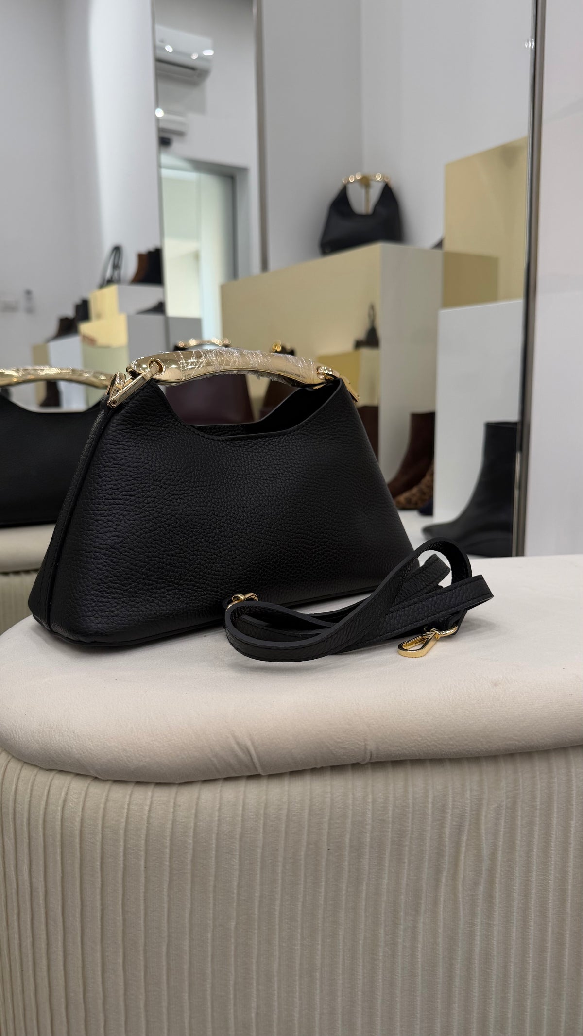 Borsa in pelle nera con manico rigido dorato