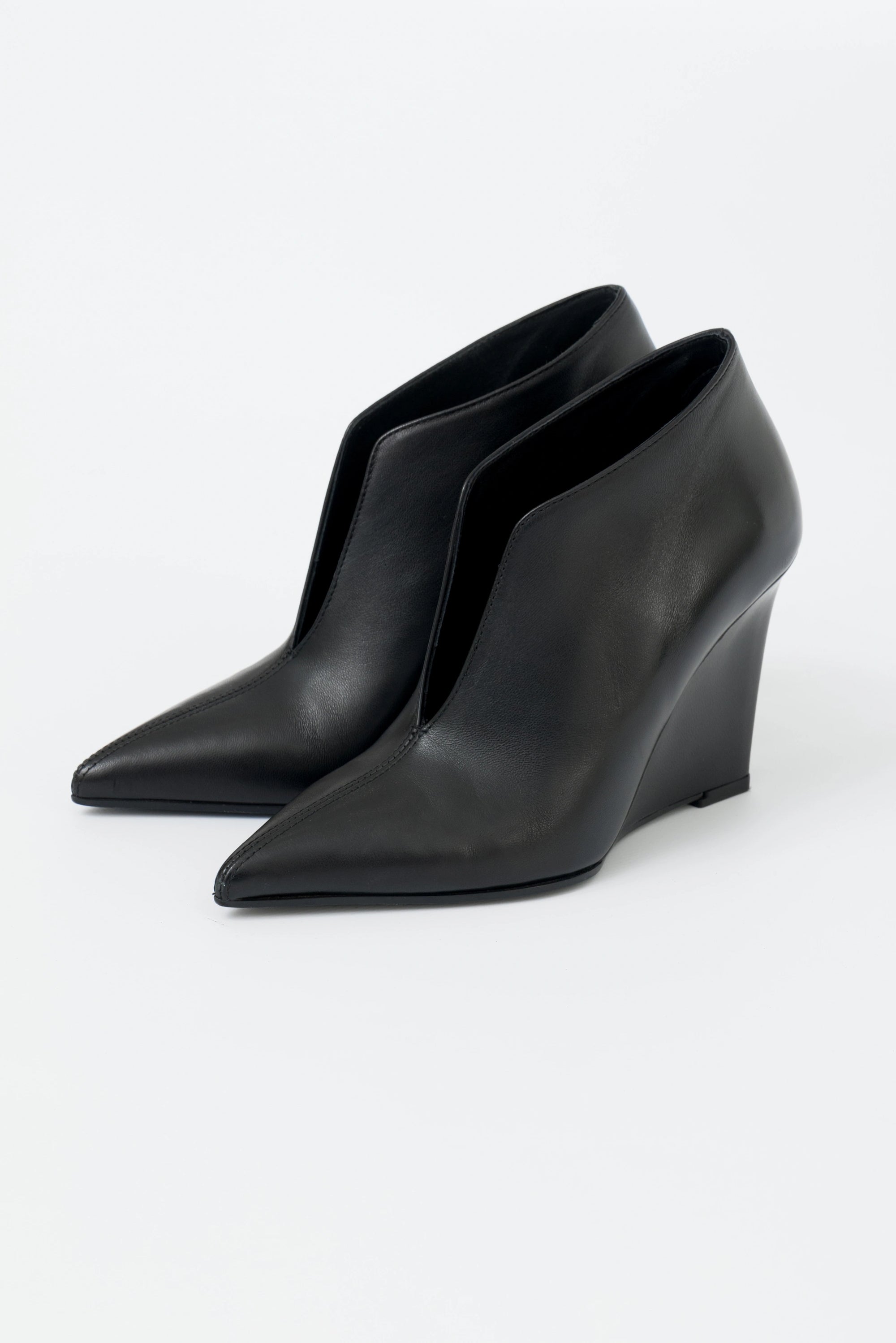 Diana – Scarpa in nappa nera con zeppa 90 mm e scollo a V