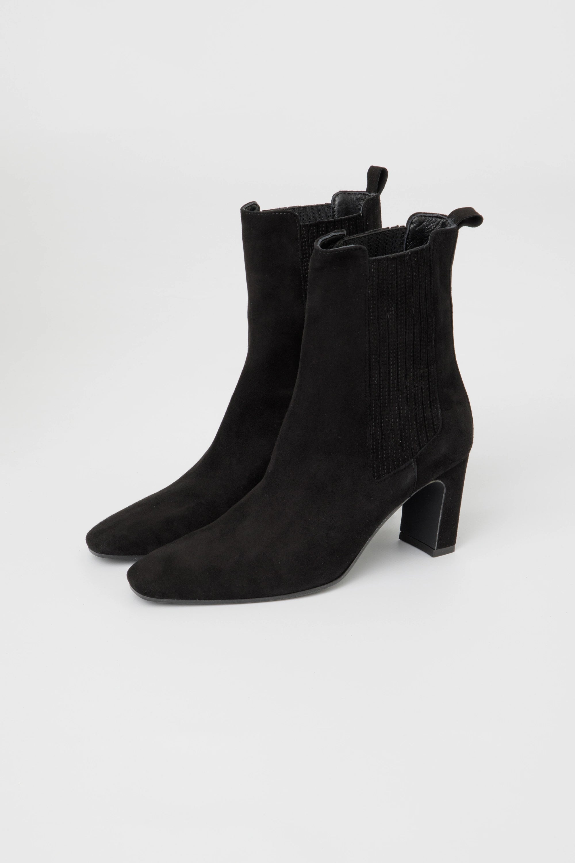 Tronchetto donna in camoscio nero con elastici laterali - Claudia