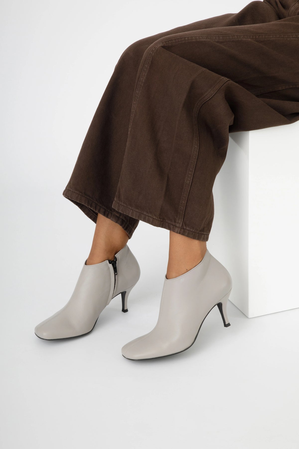 Tronchetto basso in pelle grey con tacco a stiletto 80 mm - Clarissa