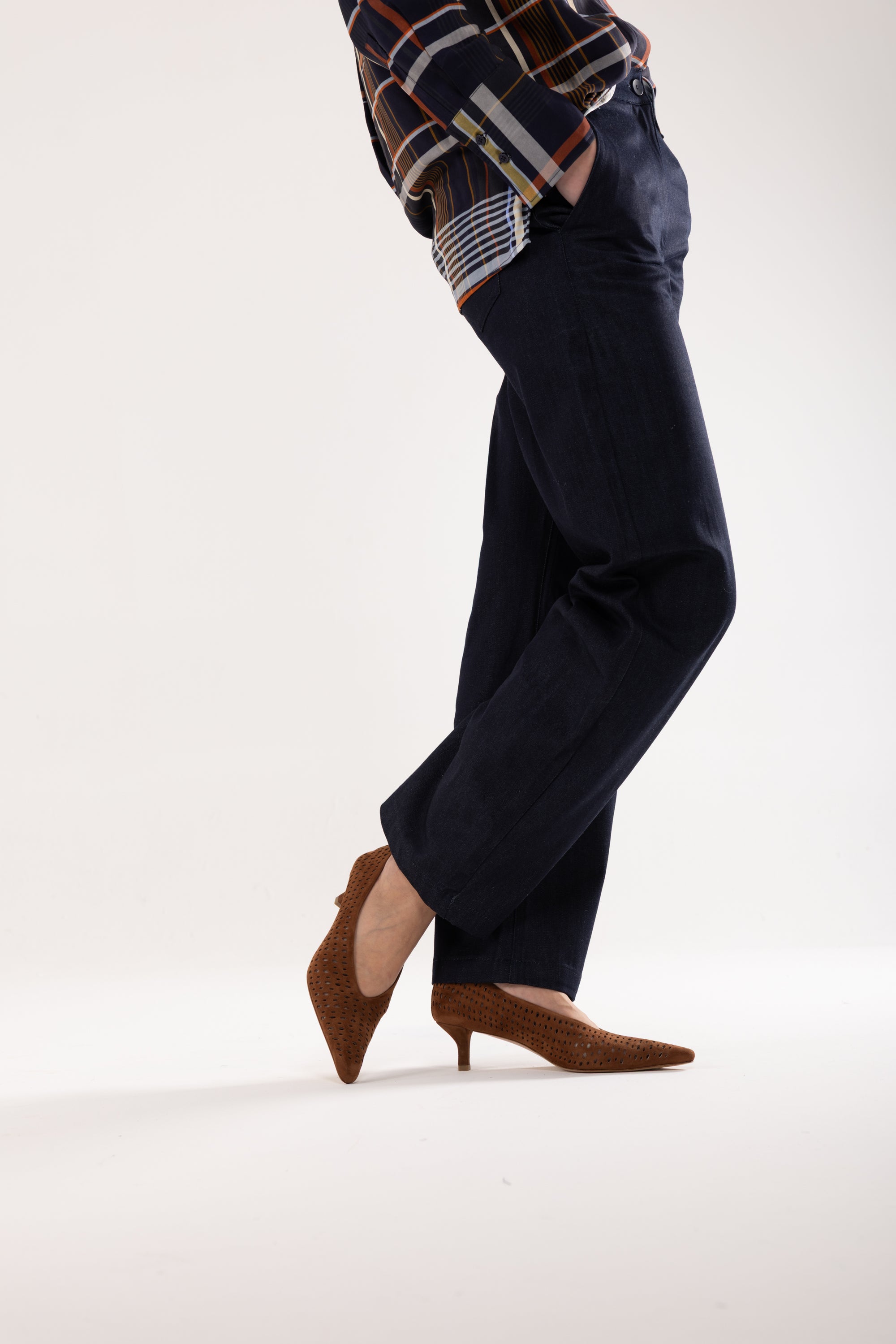 Women's cognac suede pumps with perforated heel and 50 mm spool heel