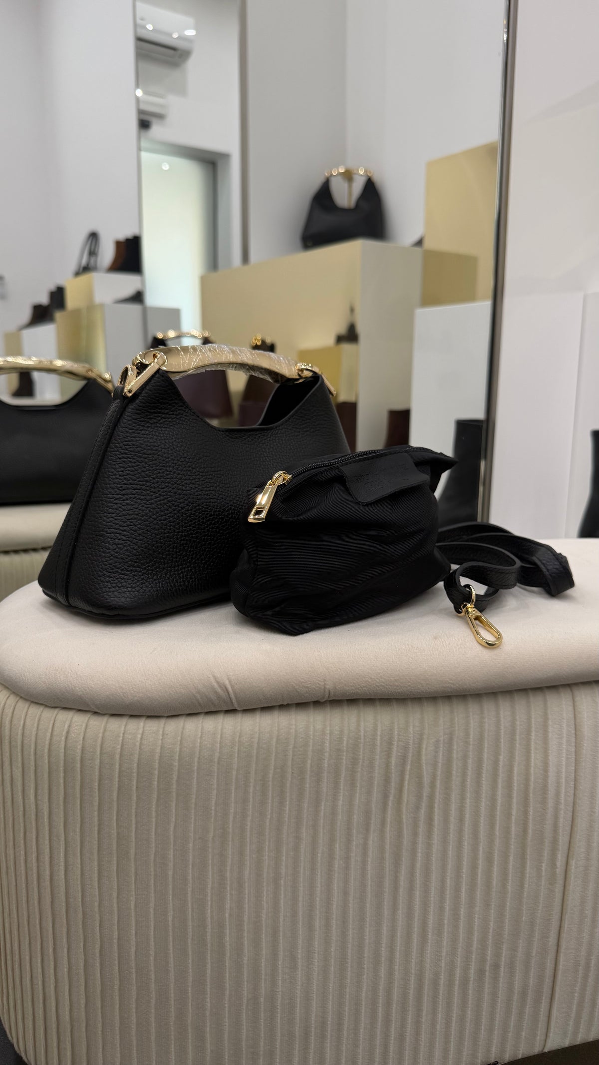 Borsa in pelle nera con manico rigido dorato