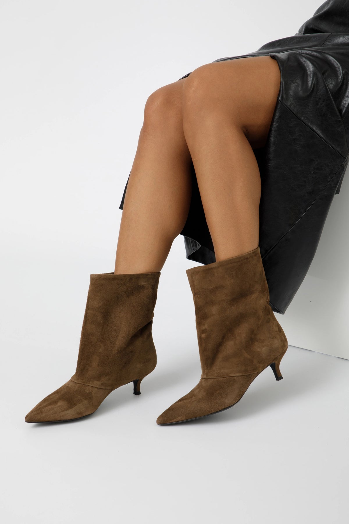 Tronchetto in camoscio Taupe  con tacco stiletto tubolare 50 mm - Livia