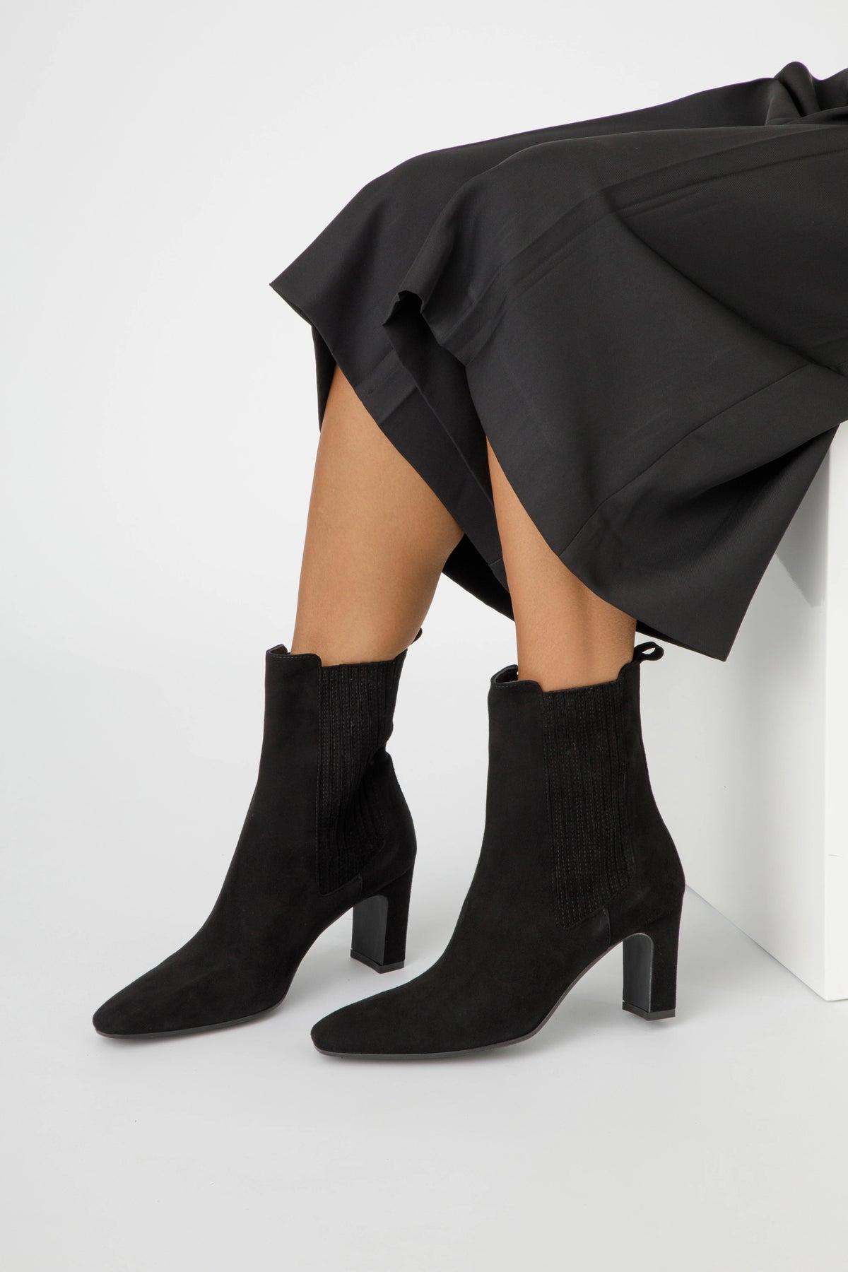 Tronchetto donna in camoscio nero con elastici laterali - Claudia