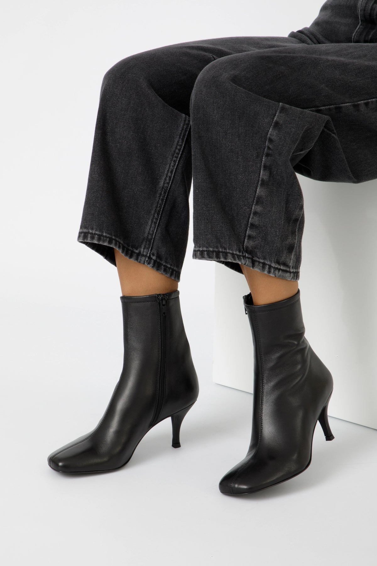 Tronchetto in nappa nera  con tacco a stiletto - Ginevra