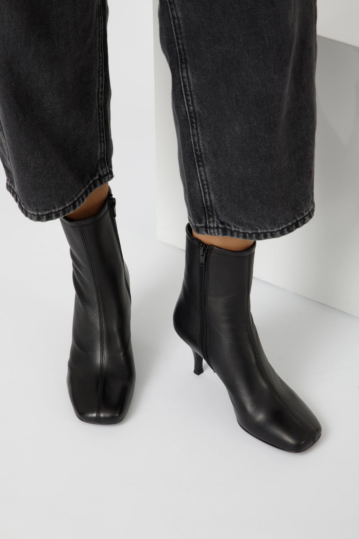 Tronchetto in nappa nera  con tacco a stiletto - Ginevra