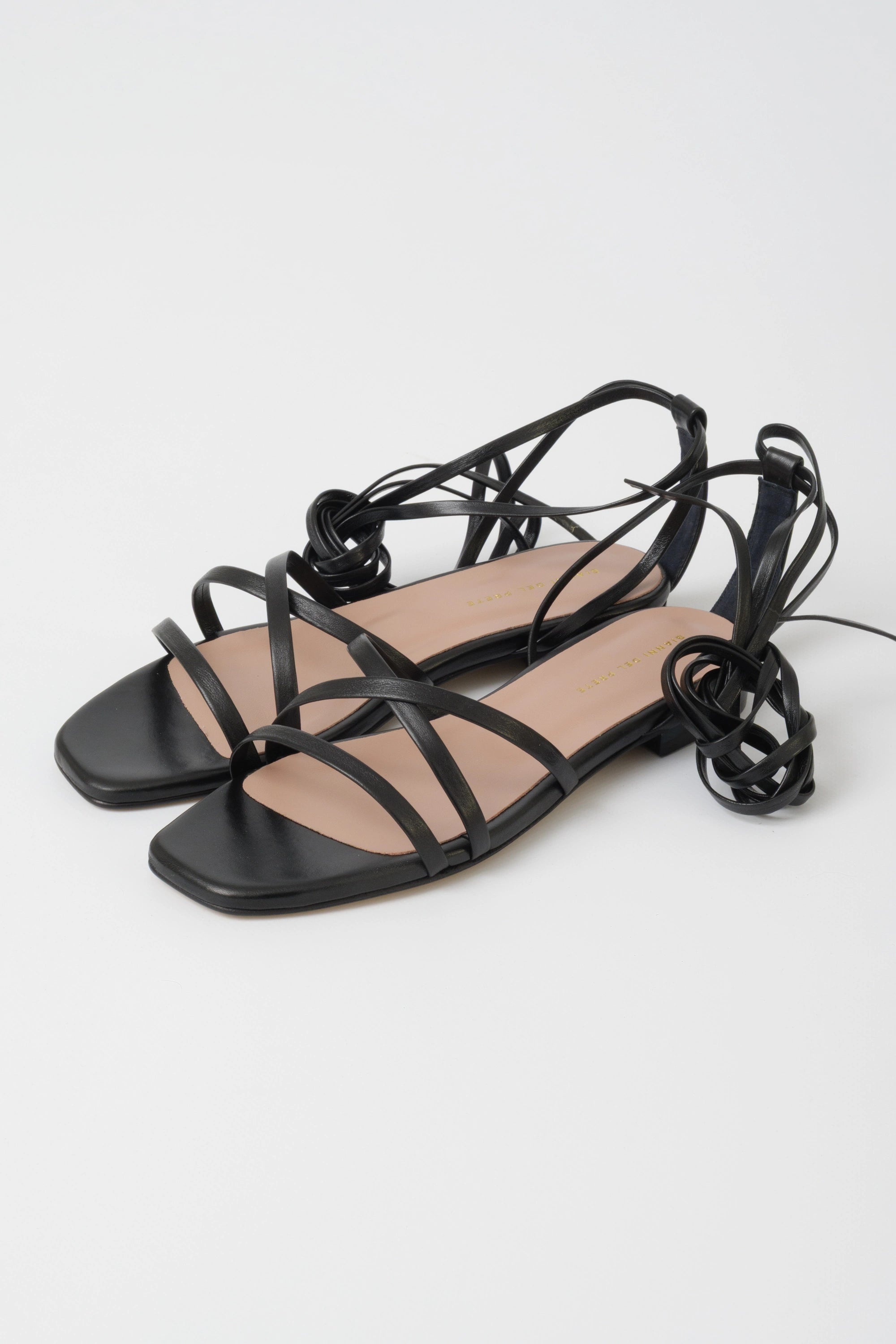 Sandalo flat alla schiava in pelle nera
