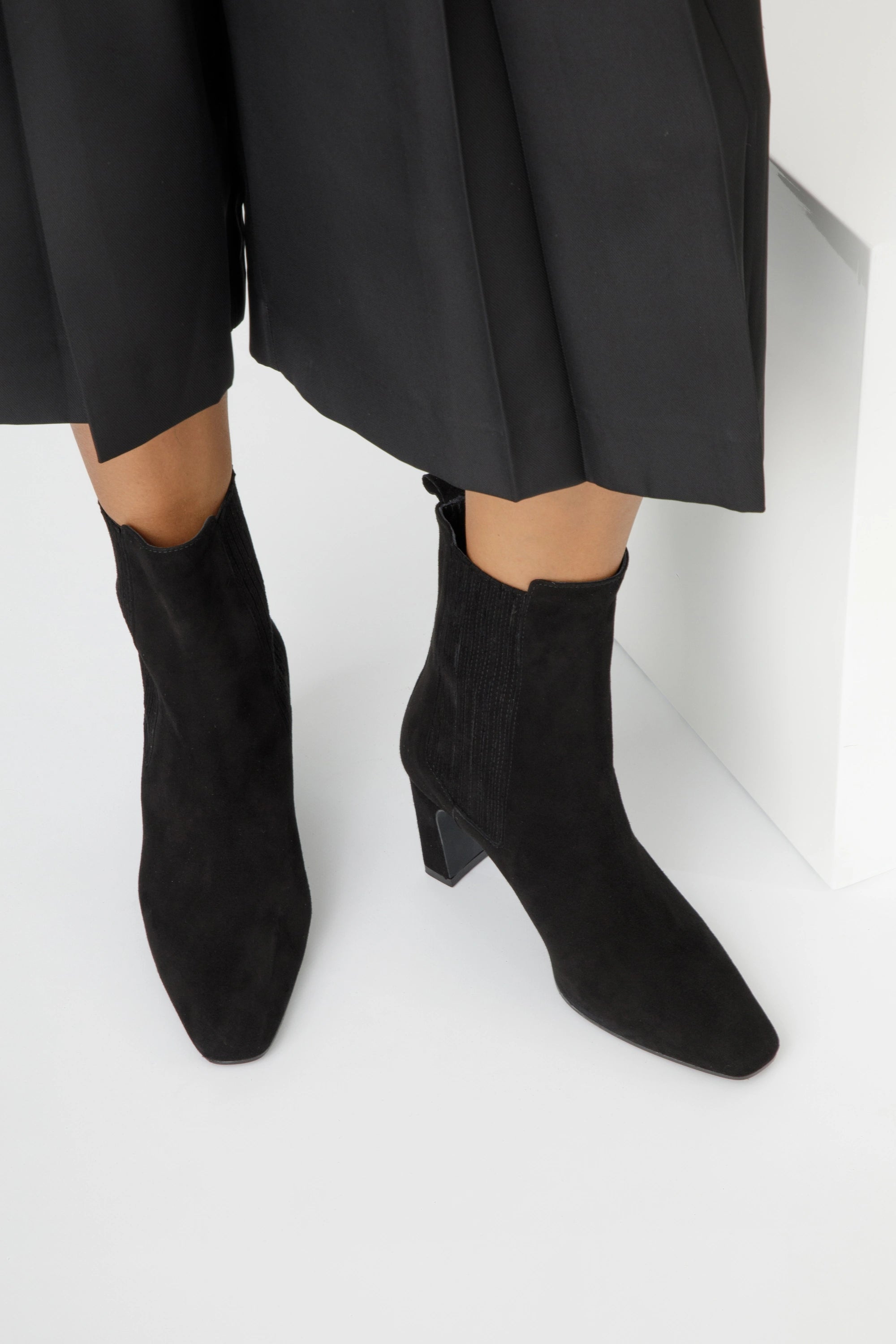Tronchetto donna in camoscio nero con elastici laterali - Claudia