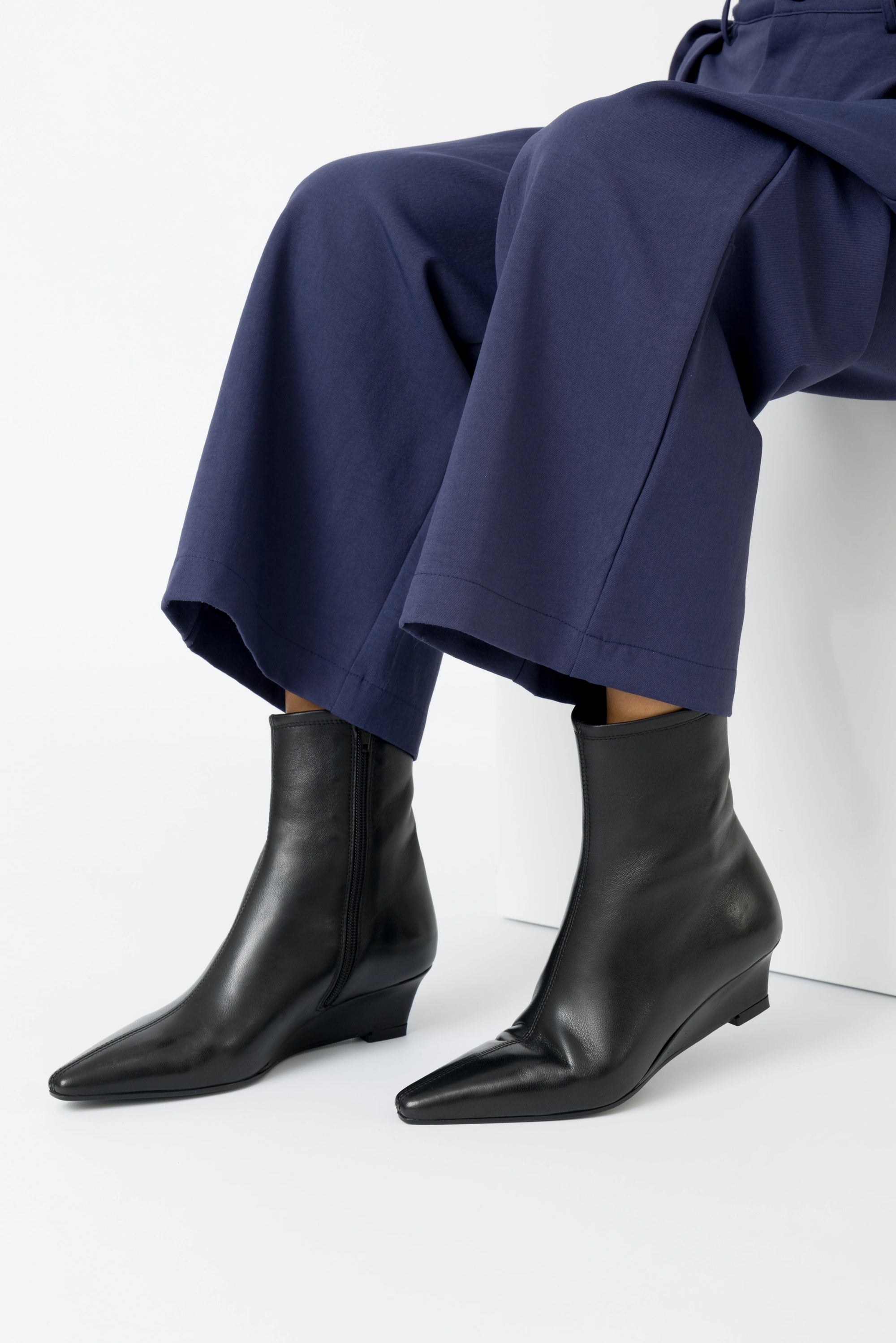 Ludovica – Tronchetto in nappa nero  con zeppa 40 mm