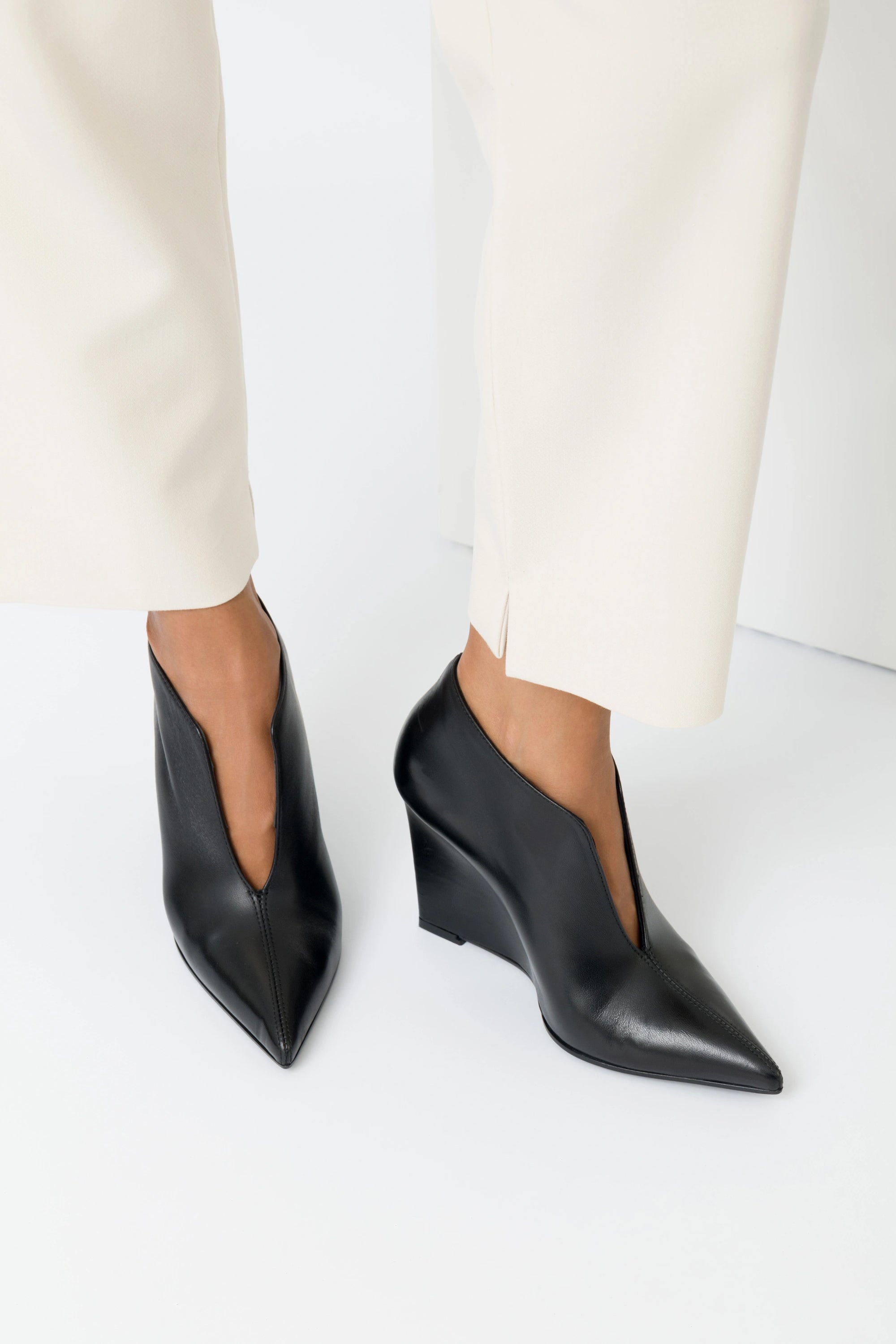 Diana – Scarpa in nappa nera con zeppa 90 mm e scollo a V