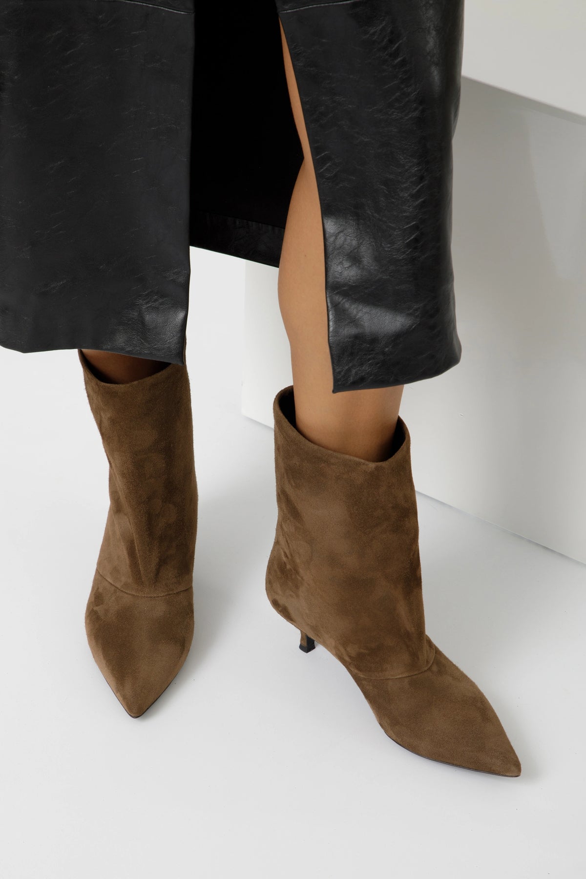Tronchetto in camoscio Taupe  con tacco stiletto tubolare 50 mm - Livia