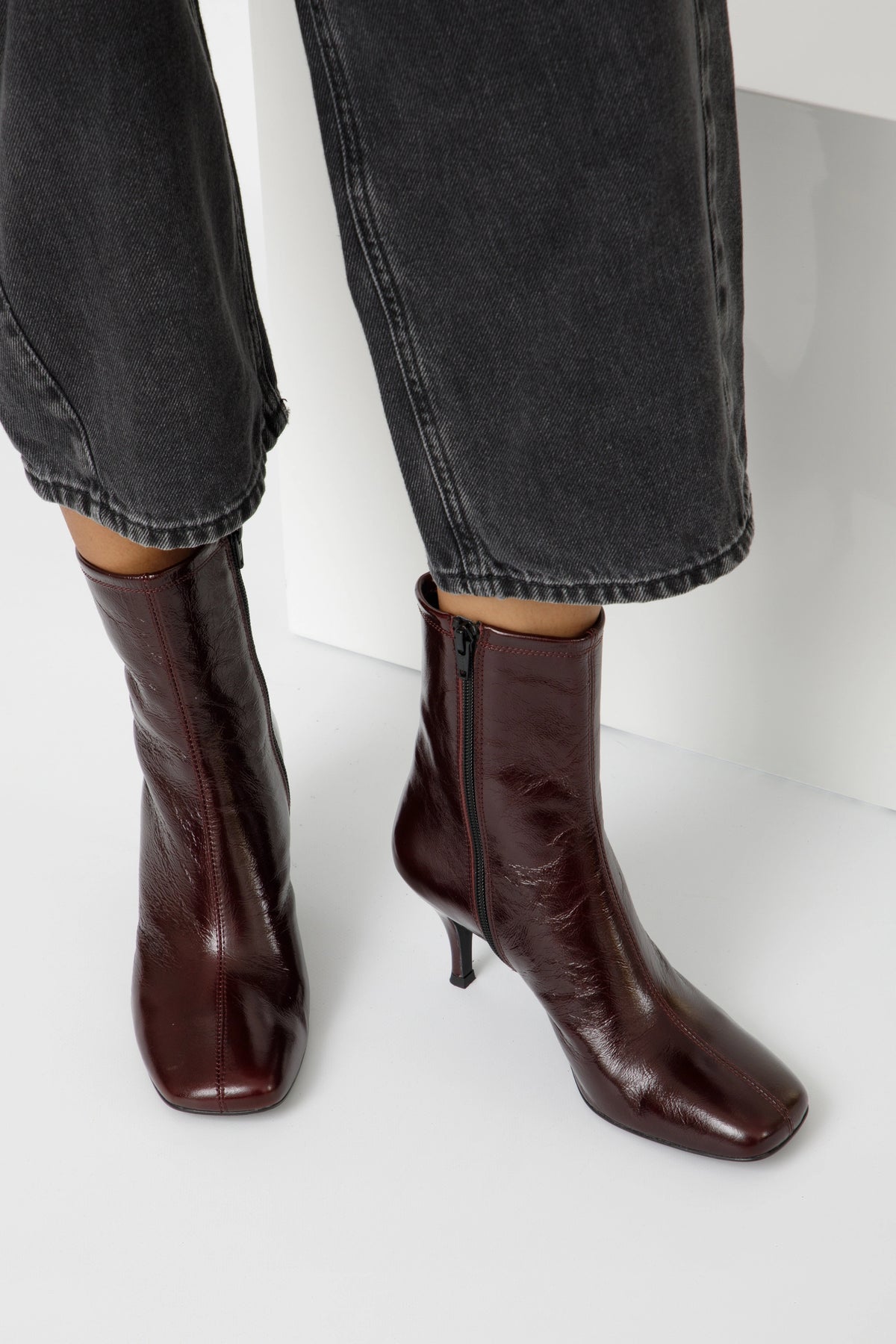 Tronchetto in vernice bordeaux  con tacco a stiletto - Ginevra
