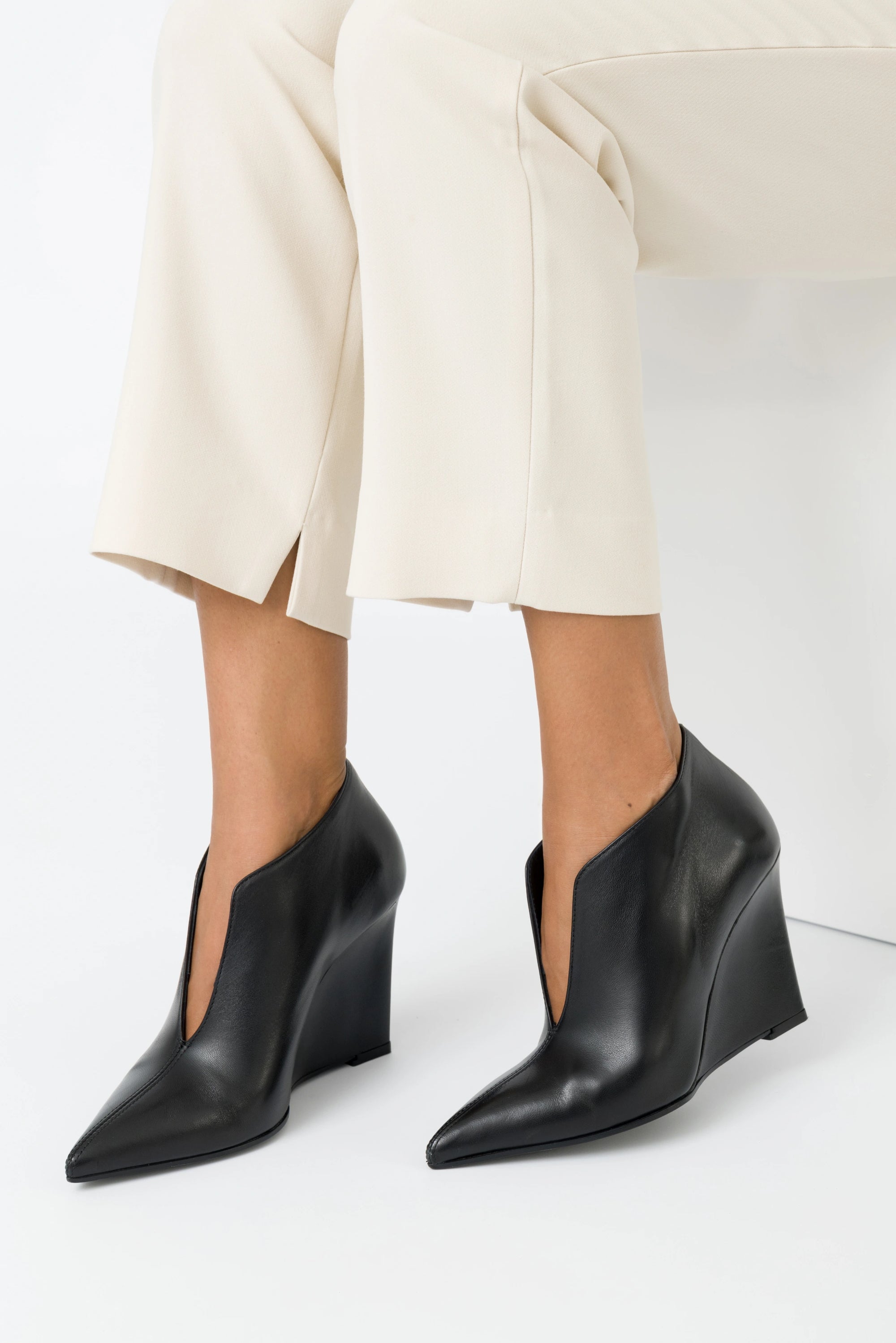 Diana – Scarpa in nappa nera con zeppa 90 mm e scollo a V