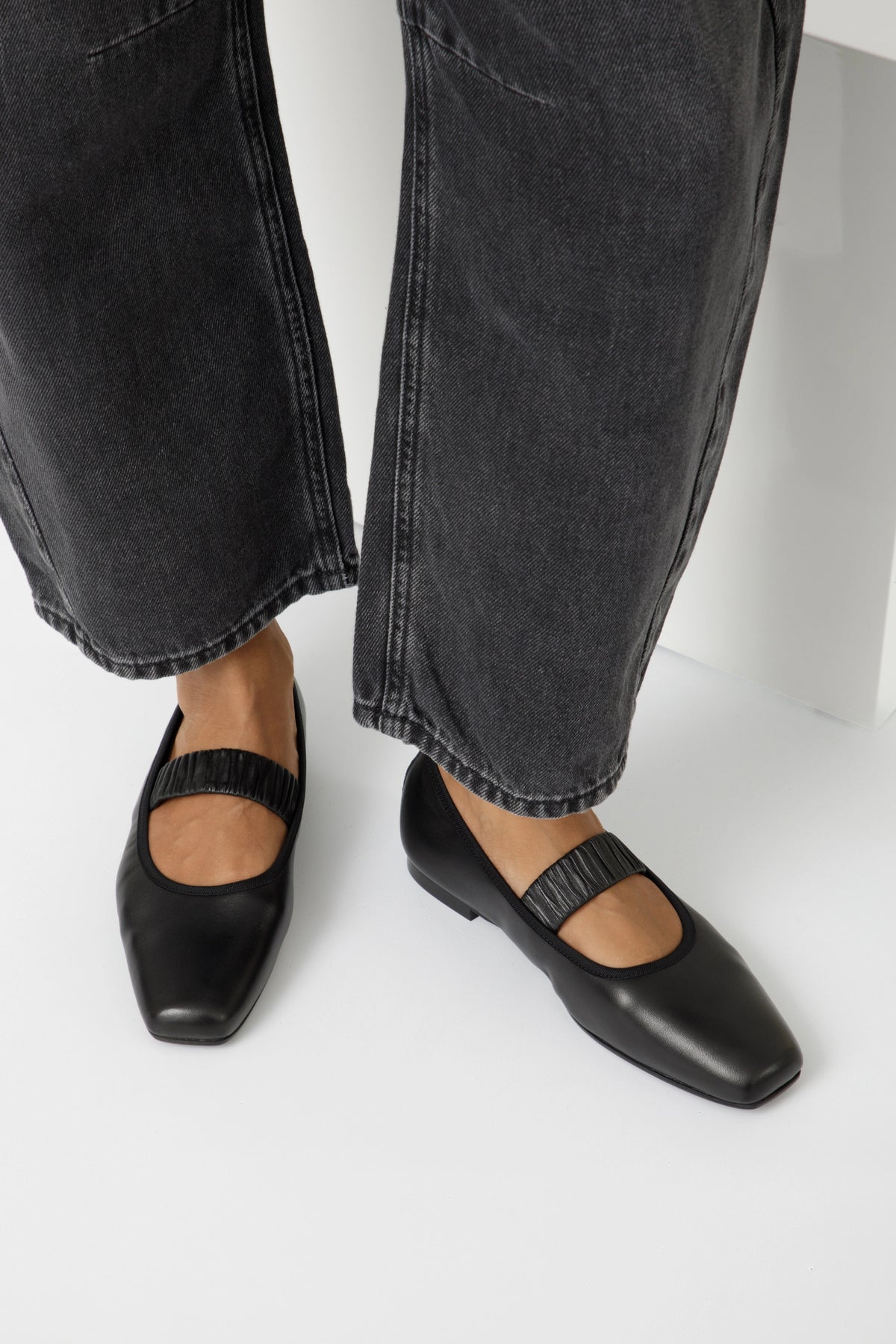 Ballerina sacchetto in pelle nera con elastico sul collo del piede - Sofia
