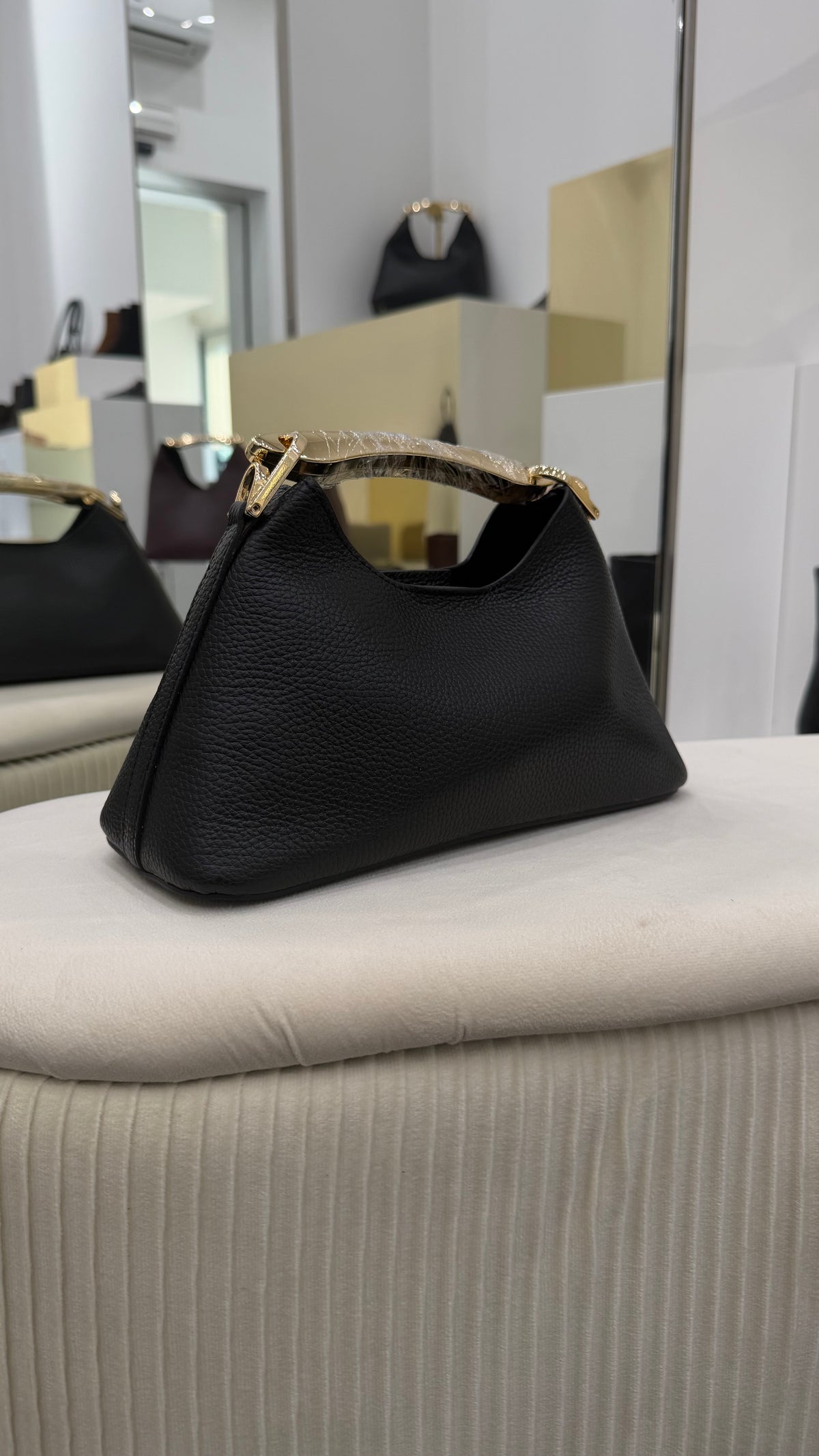 Borsa in pelle nera con manico rigido dorato