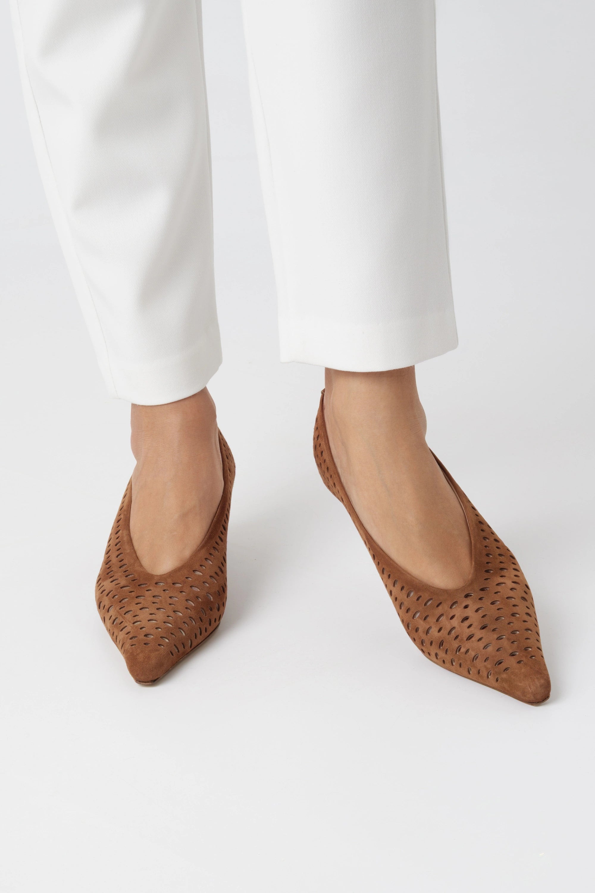 Women's cognac suede pumps with perforated heel and 50 mm spool heel