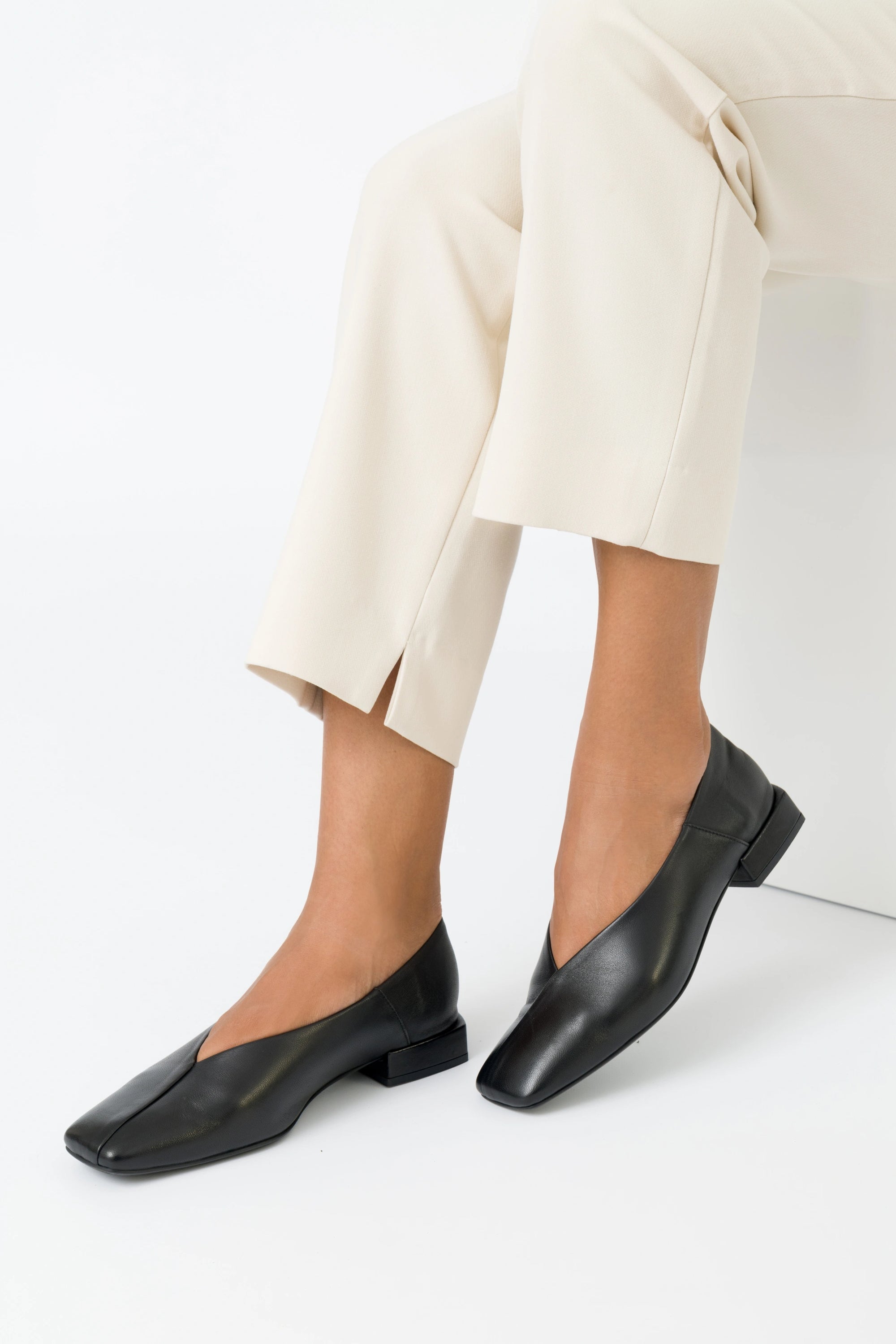 Bianca – Ballerina in nappa nera da donna con punta squadrata