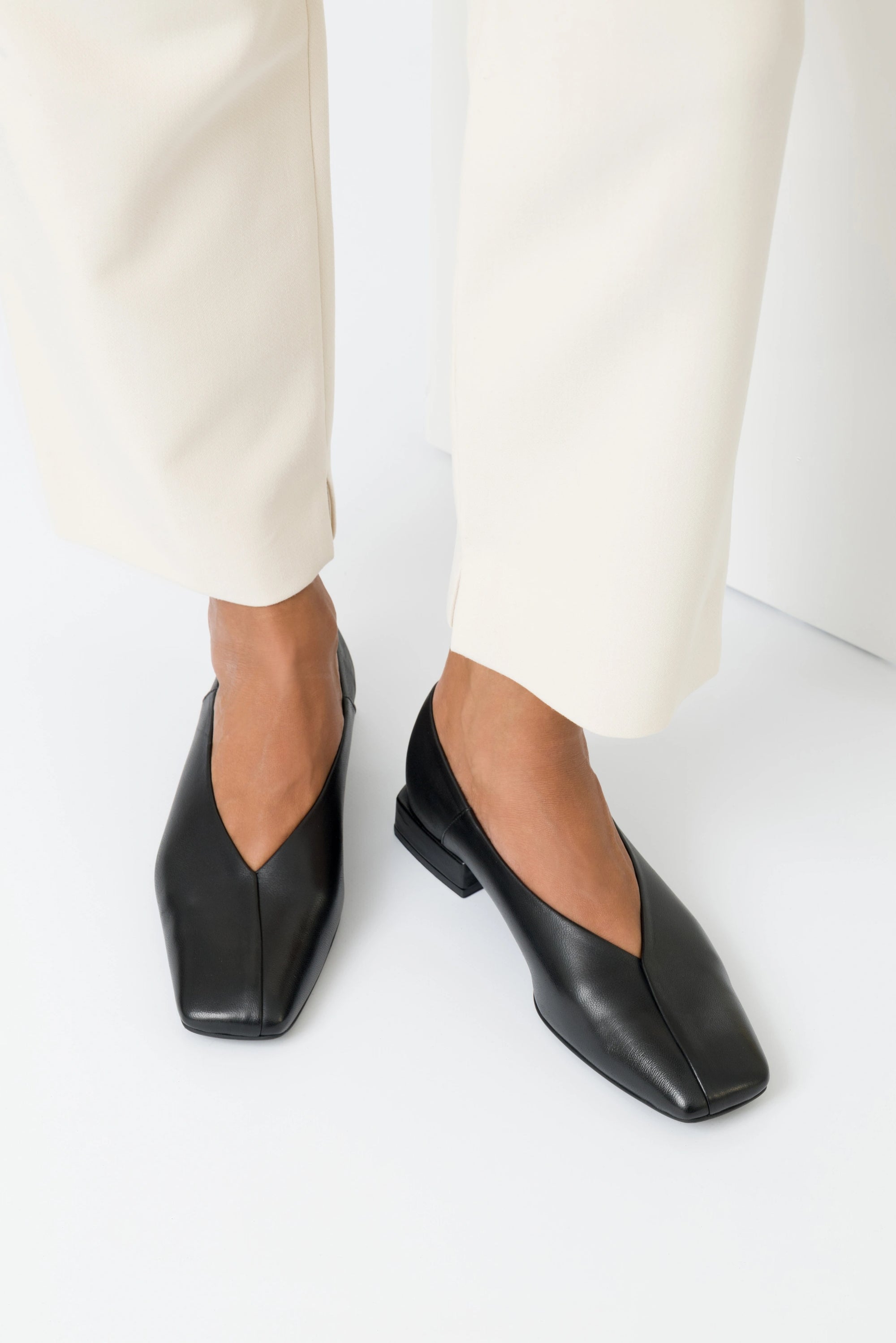 Bianca – Ballerina in nappa nera da donna con punta squadrata
