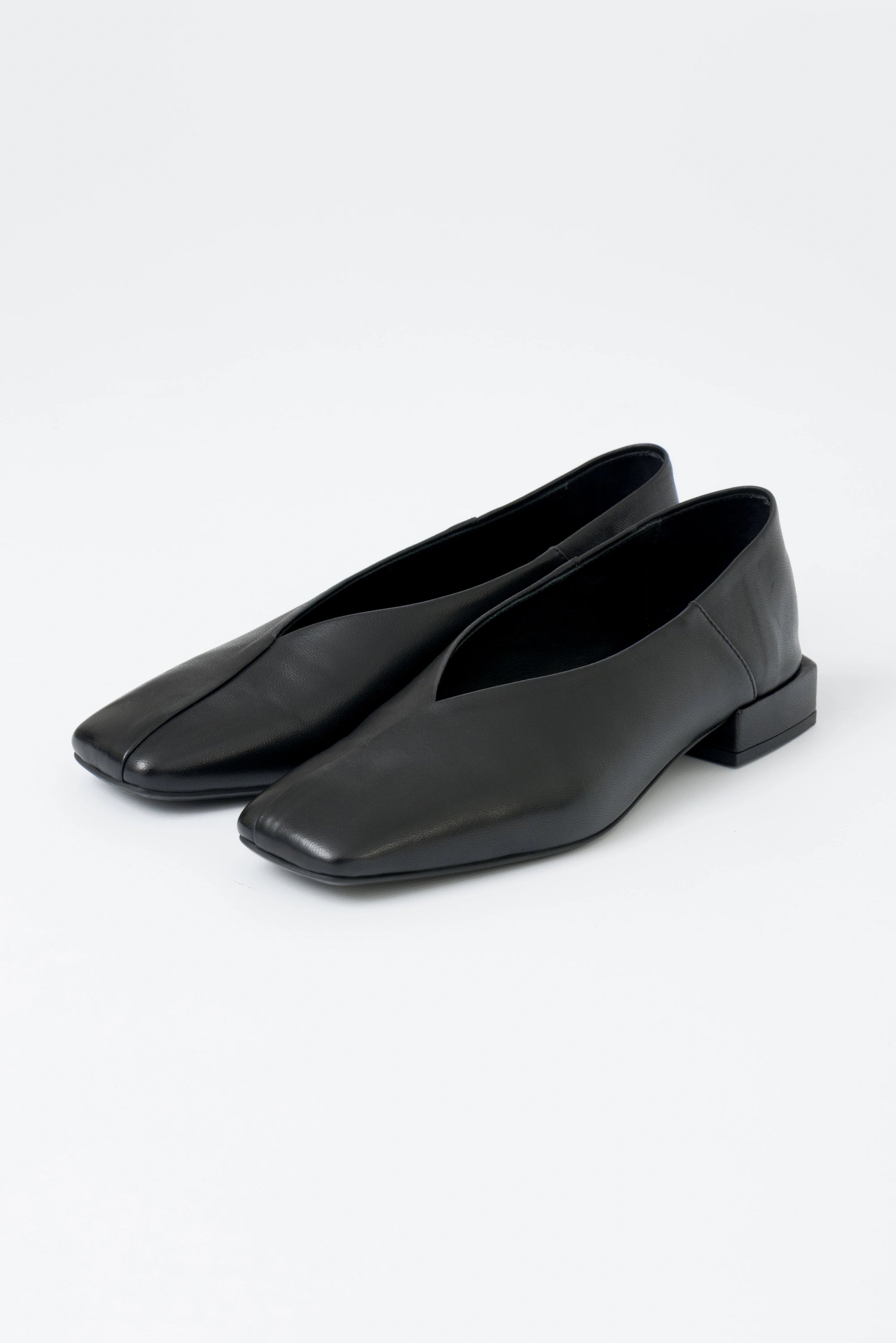 Bianca – Ballerina in nappa nera da donna con punta squadrata