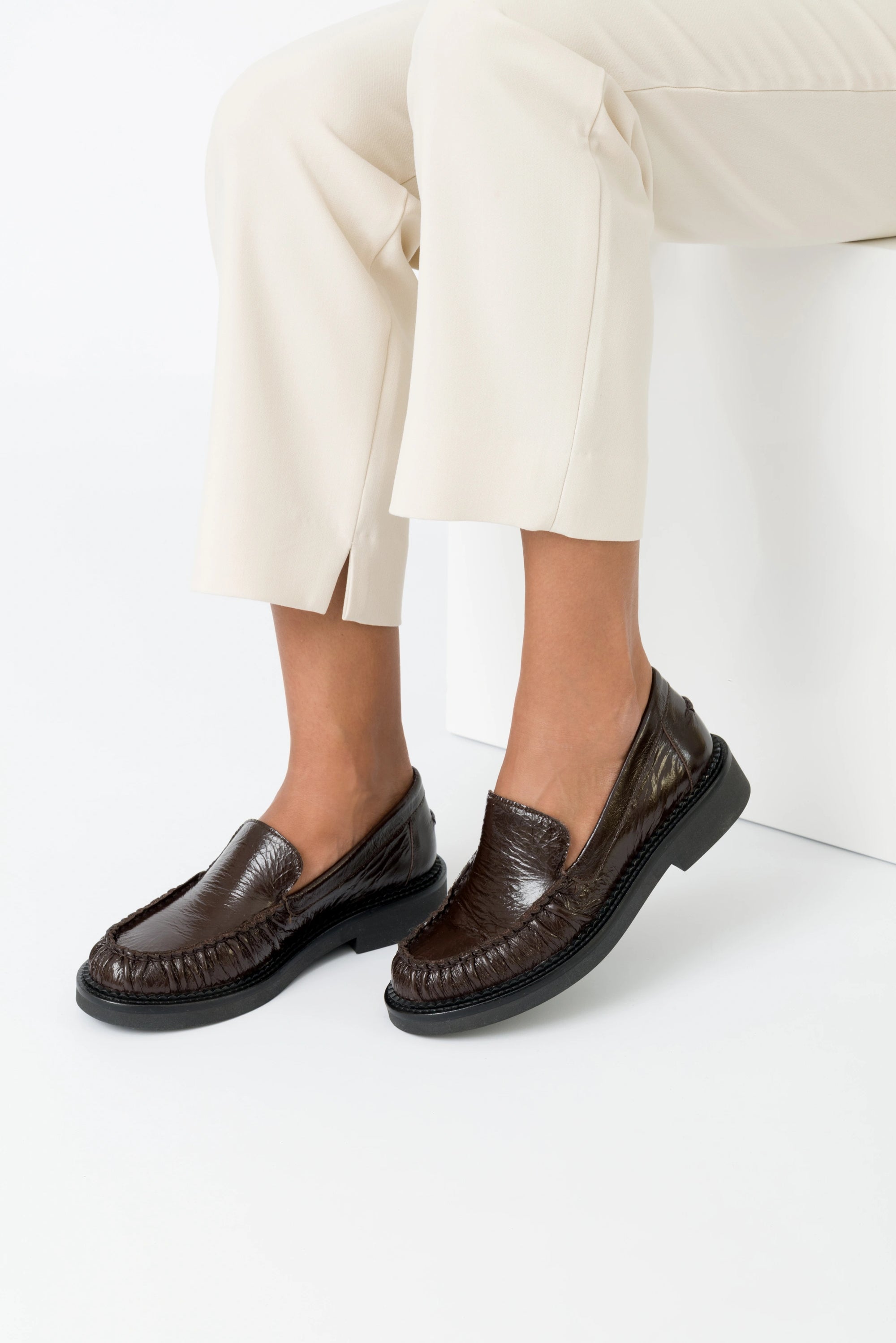 Costanza – Mocassino in vernice marrone con fondo leggero