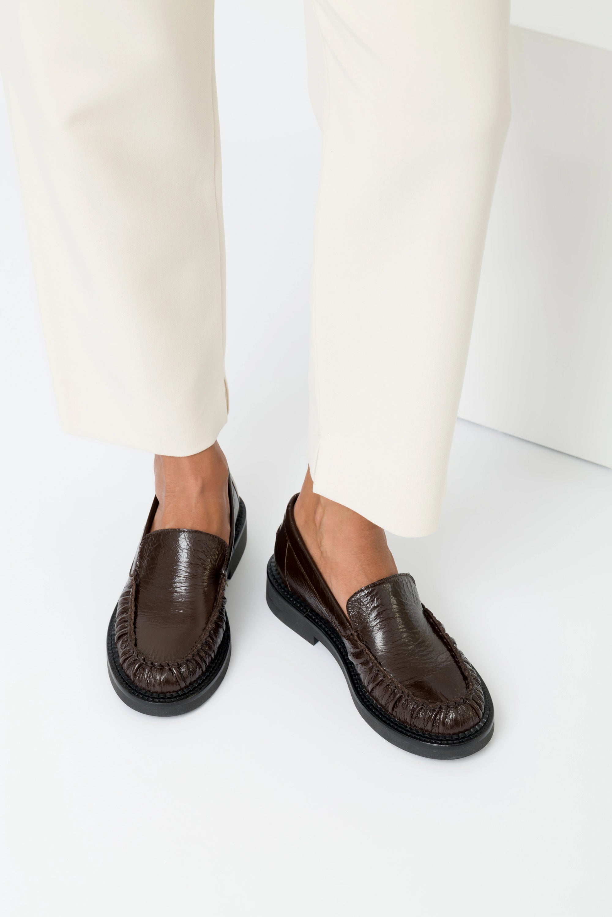 Costanza – Mocassino in vernice marrone con fondo leggero