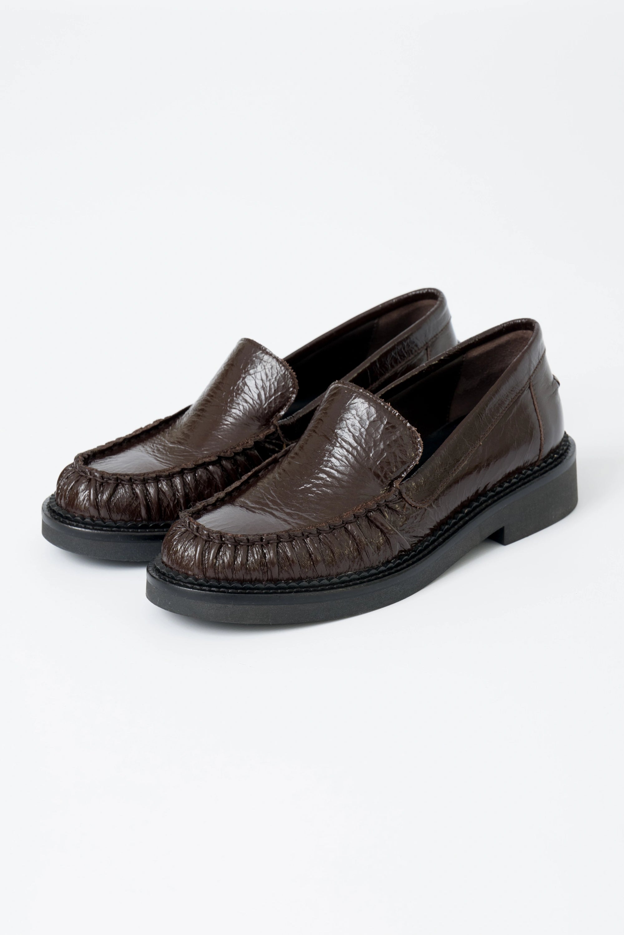 Costanza – Mocassino in vernice marrone con fondo leggero