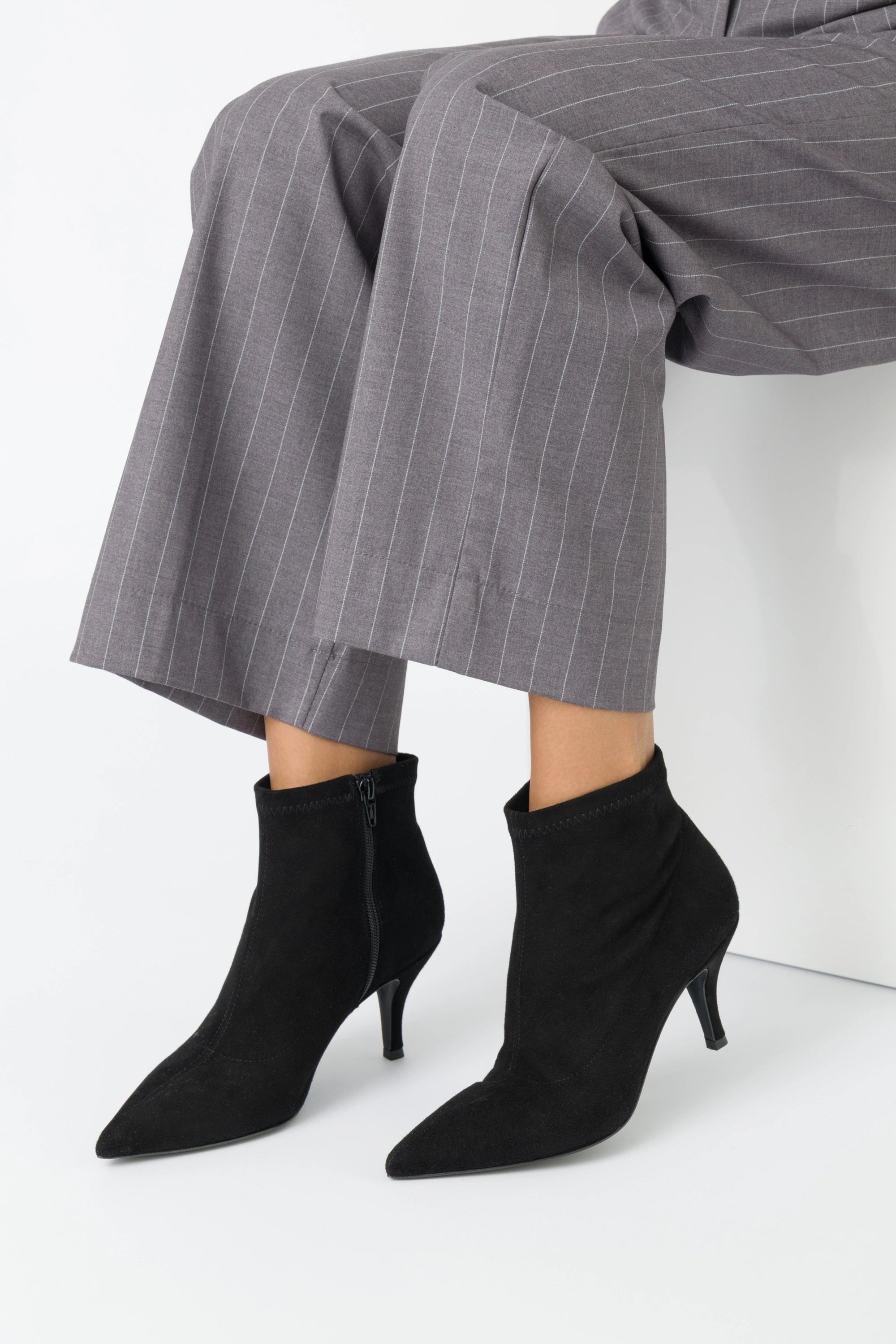 Violante – Tronchetto in camoscio nero elasticizzato con tacco stiletto 80 mm
