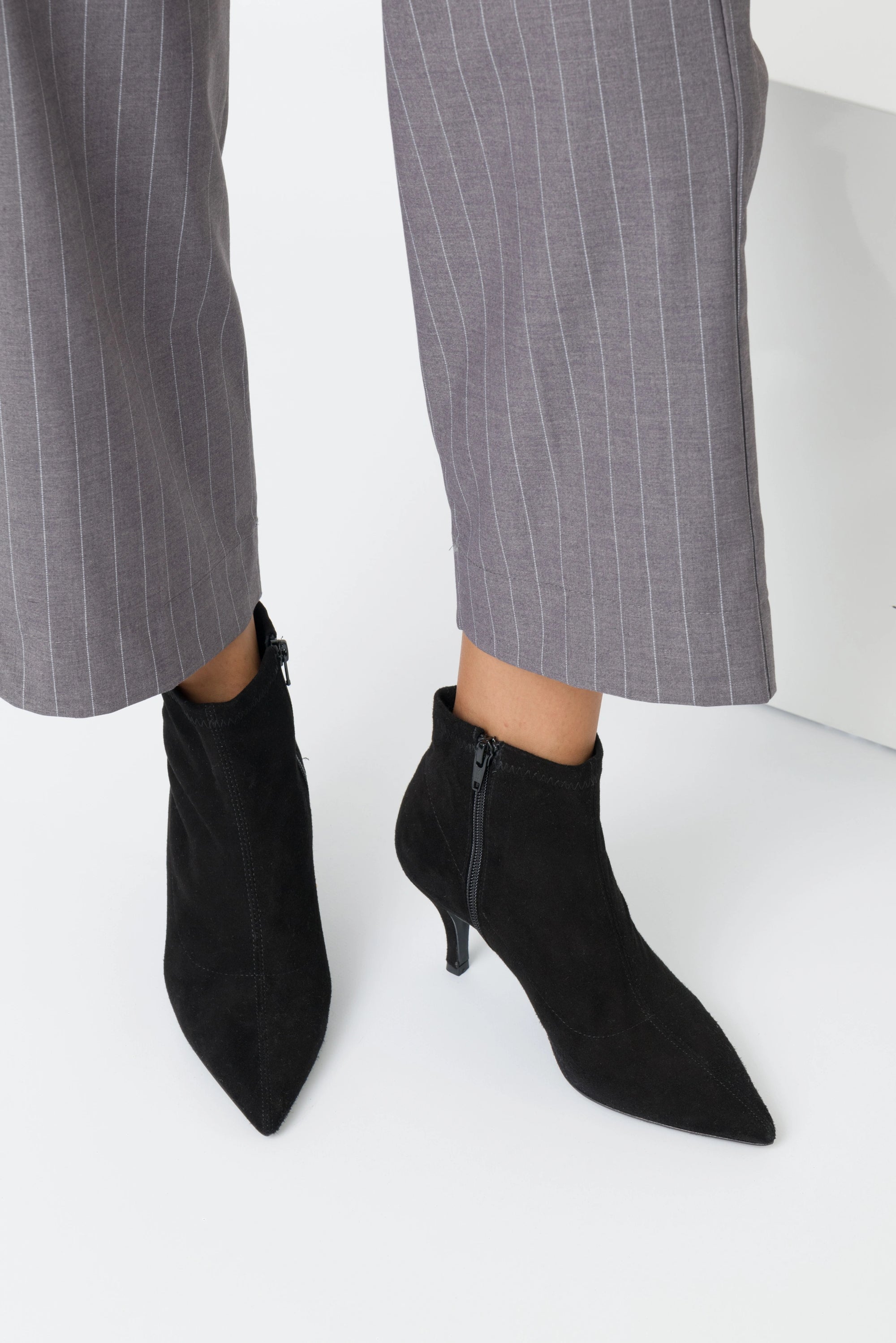 Violante – Tronchetto in camoscio nero elasticizzato con tacco stiletto 80 mm