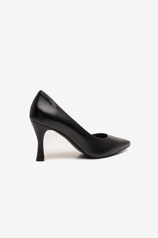 
                  
                    Load image into Gallery viewer, Carla pumps with spool heel in black leather
                  
                