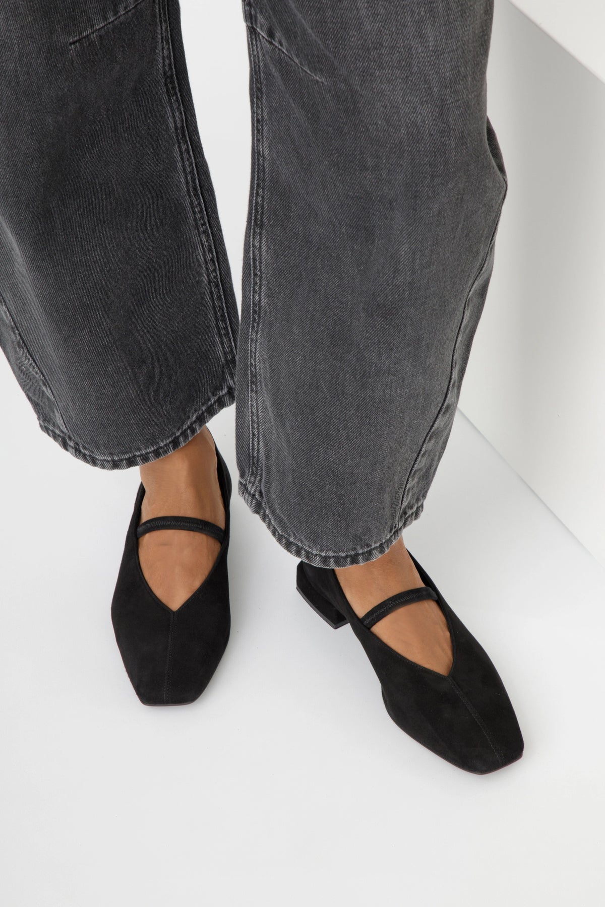 Ballerina Mary Jane in camoscio nero con elastico - Viola