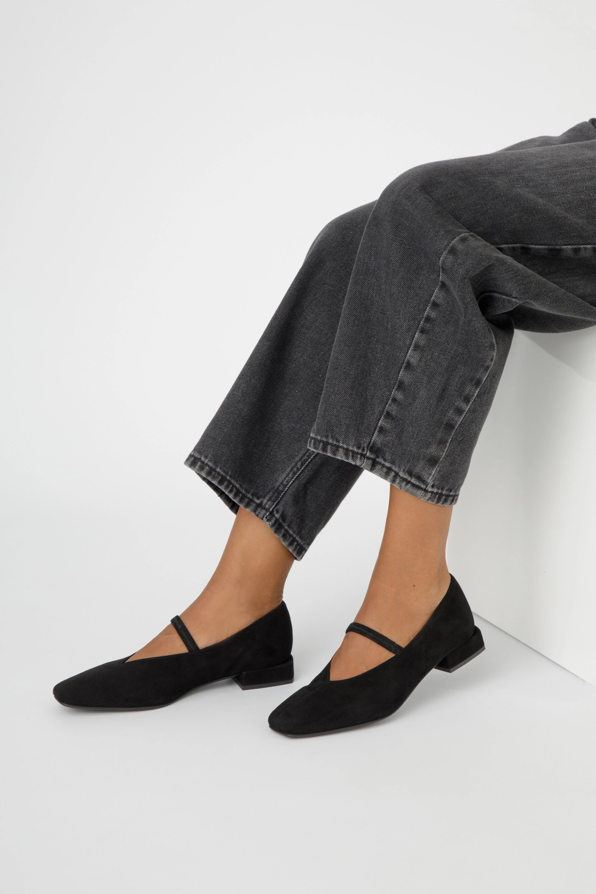 Ballerina Mary Jane in camoscio nero con elastico - Viola