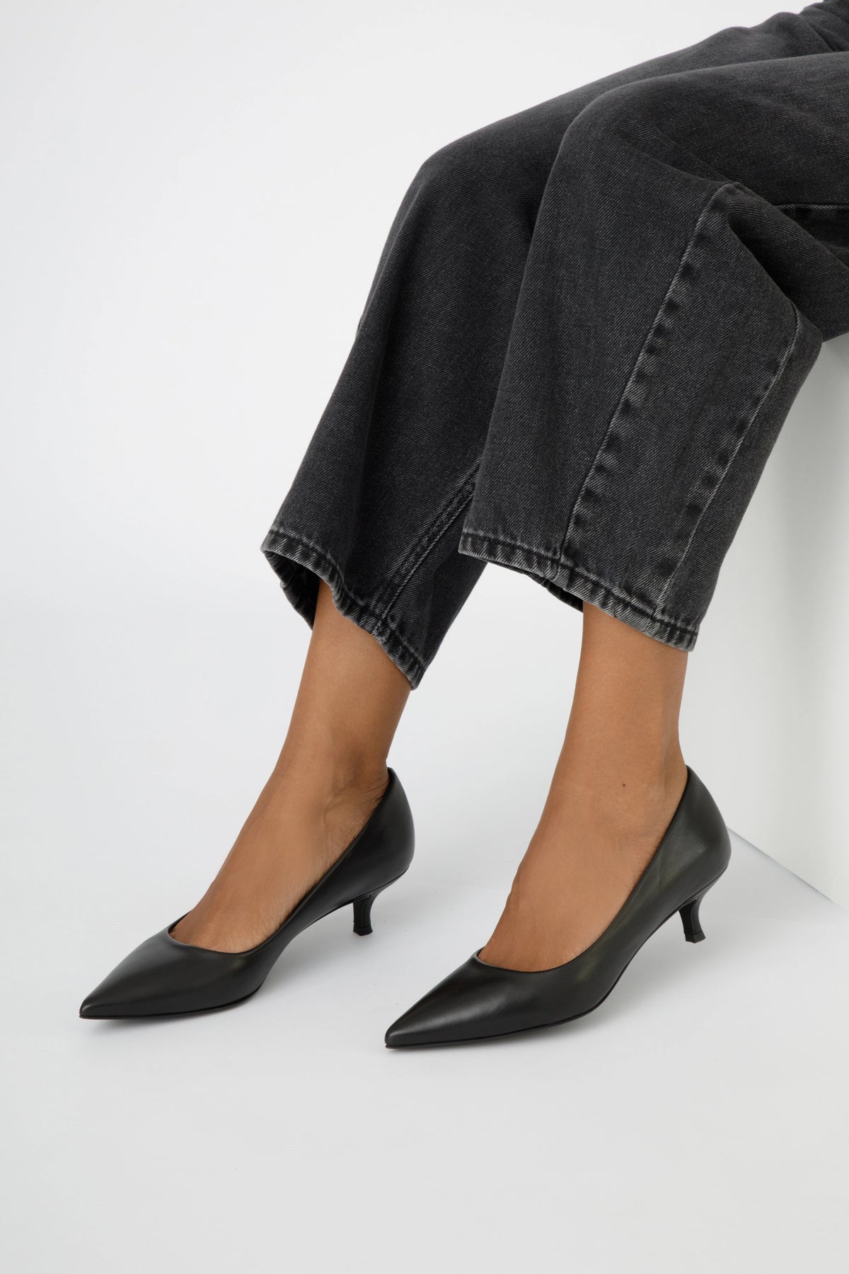 Décolleté in pelle nera con tacco da 45 mm - Camelia