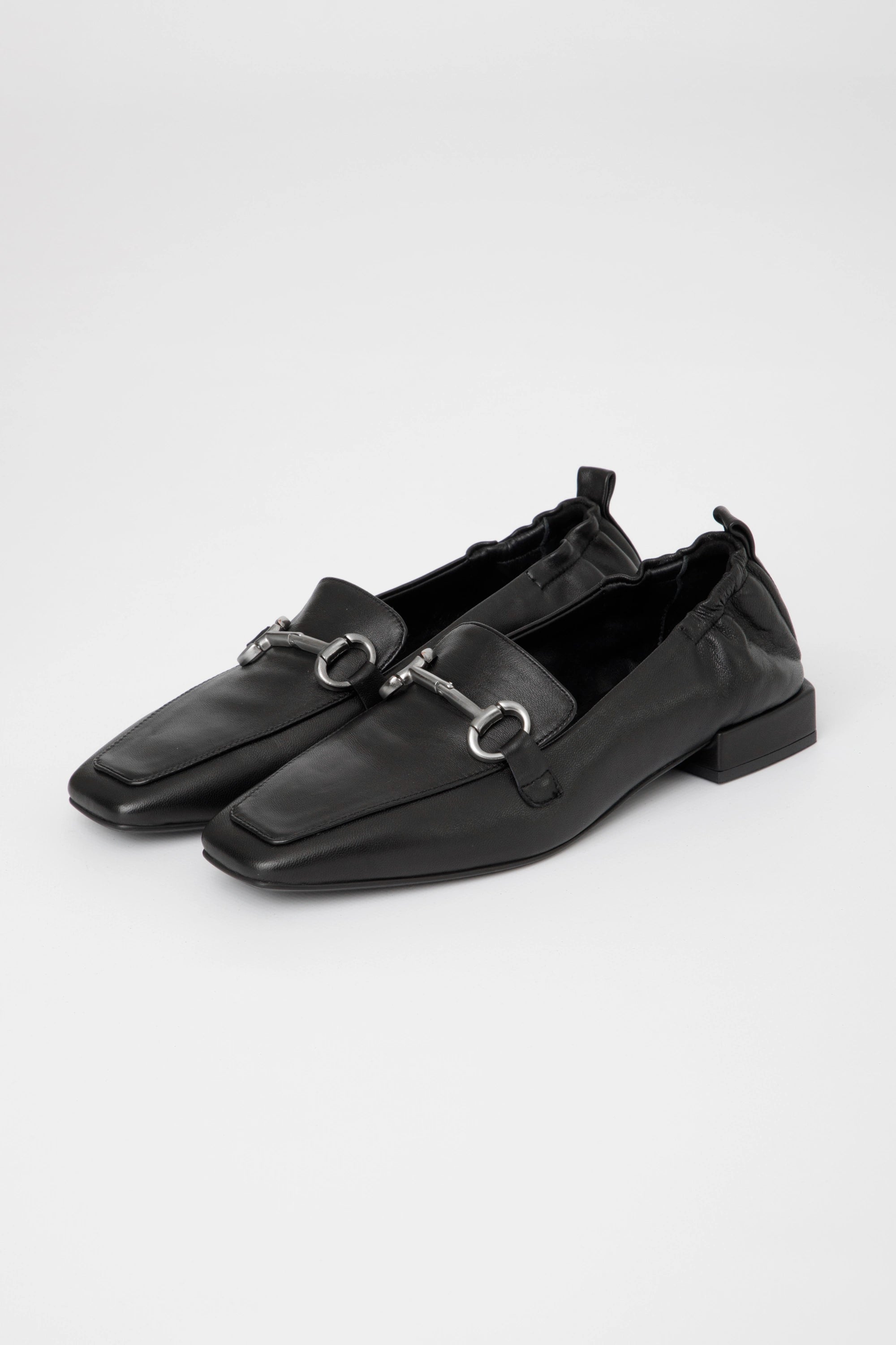 Mocassino in pelle nera  con accessorio nikel - Gemma