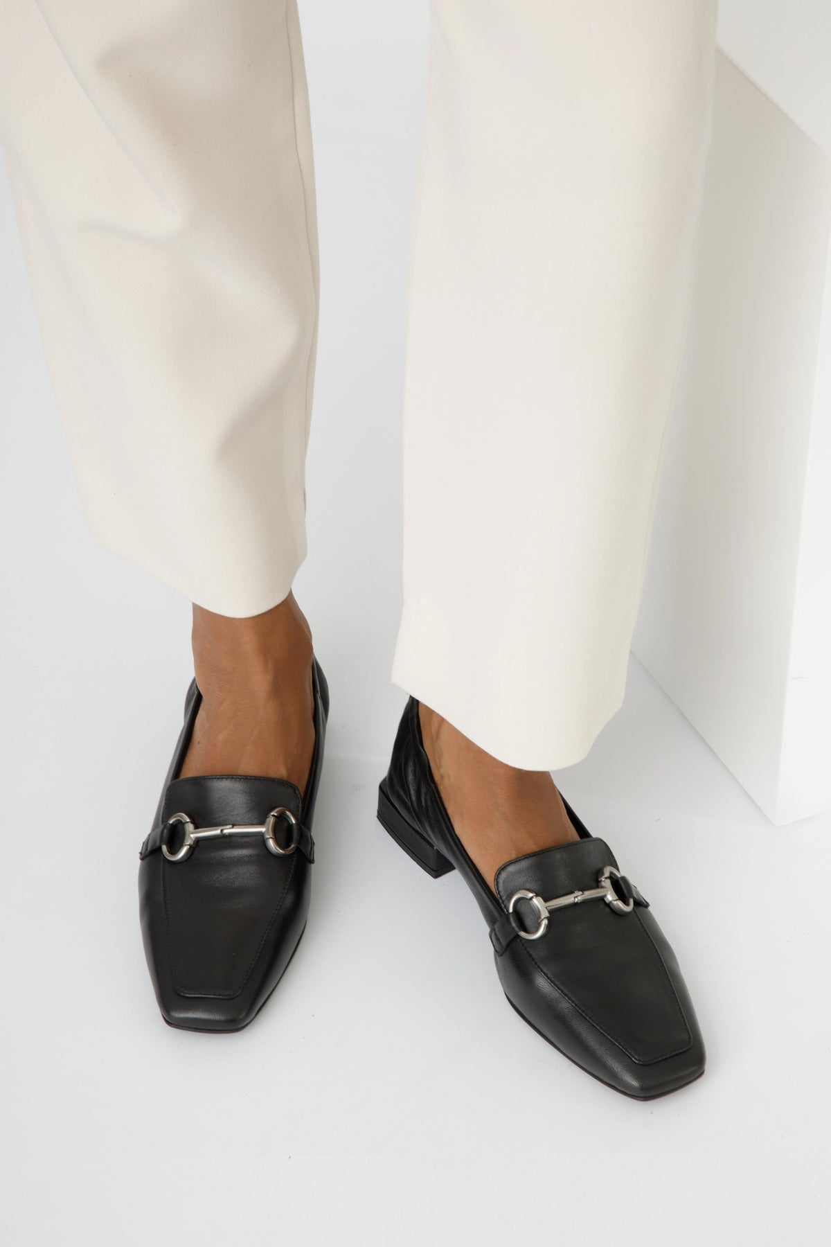 Mocassino in pelle nera  con accessorio nikel - Gemma