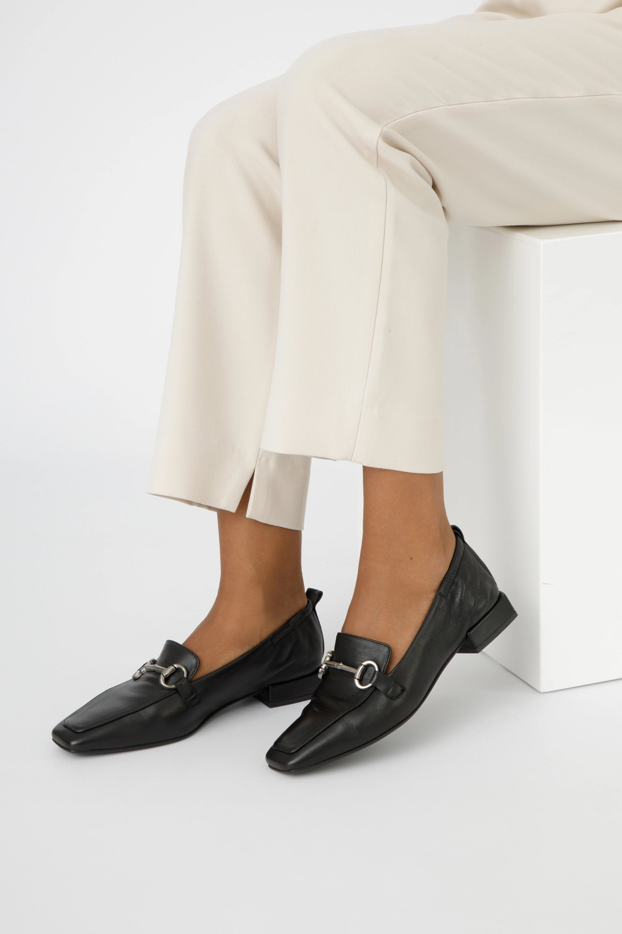 Mocassino in pelle nera  con accessorio nikel - Gemma