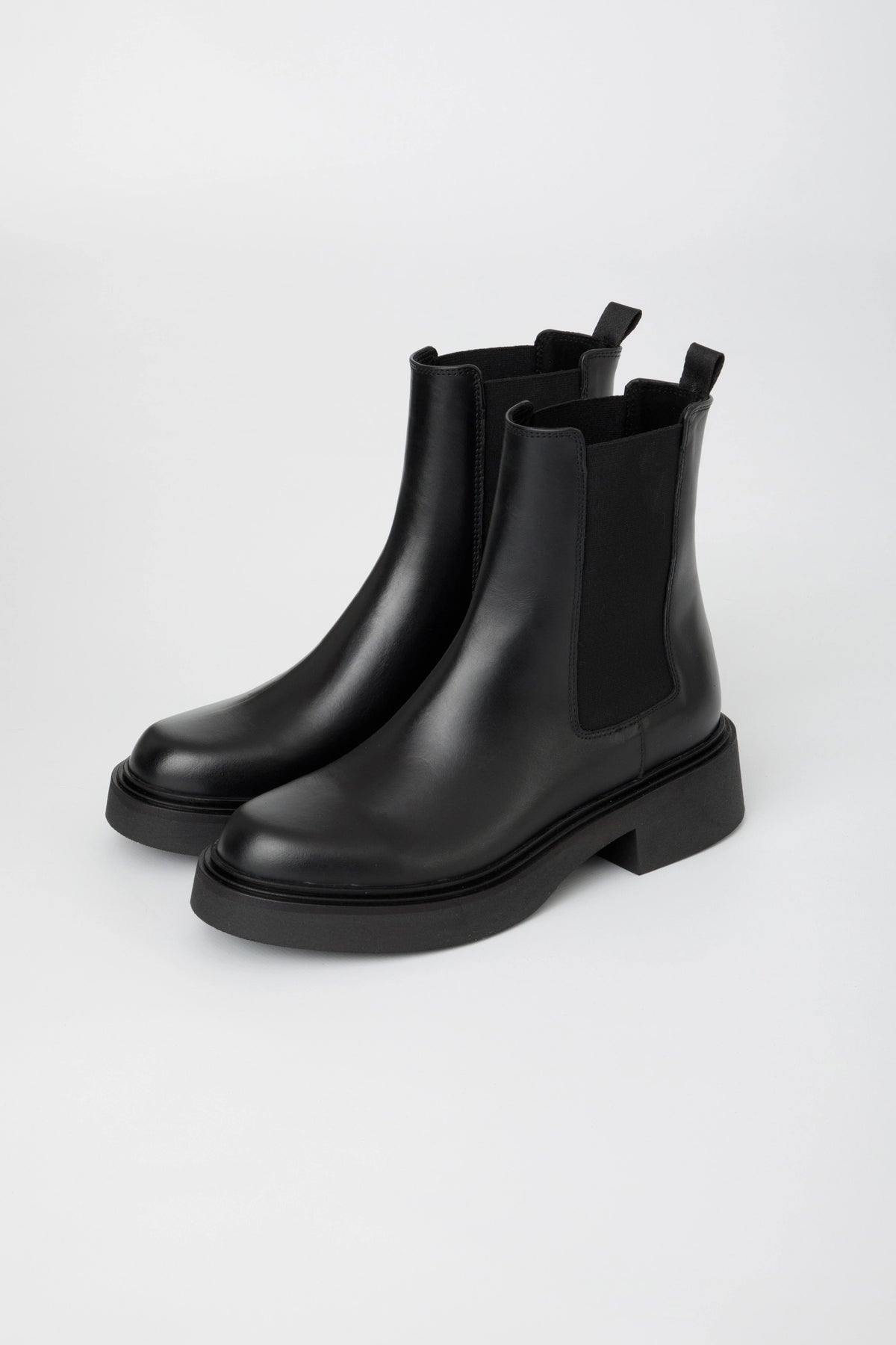 Stivaletto Chelsea in pelle nera con fondo in gomma - Ortensia