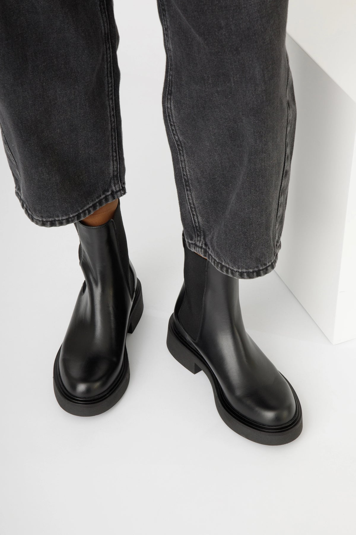 Stivaletto Chelsea in pelle nera con fondo in gomma - Ortensia