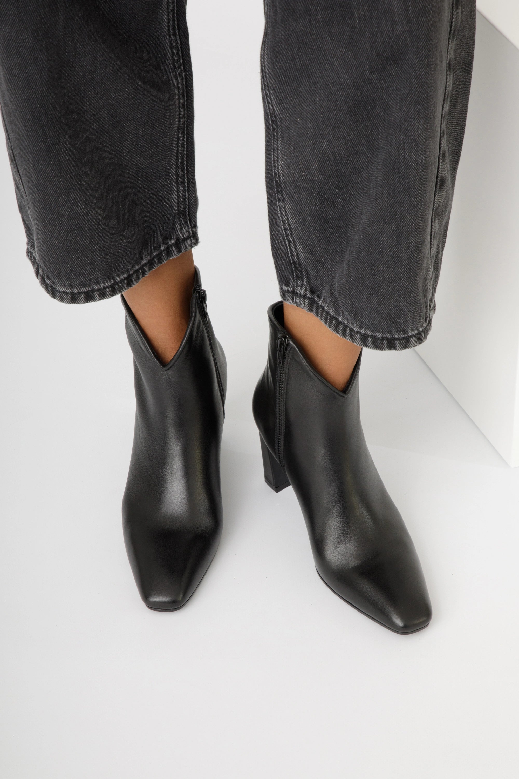 Tronchetto in pelle nera da donna con tacco 70 mm - Vittoria