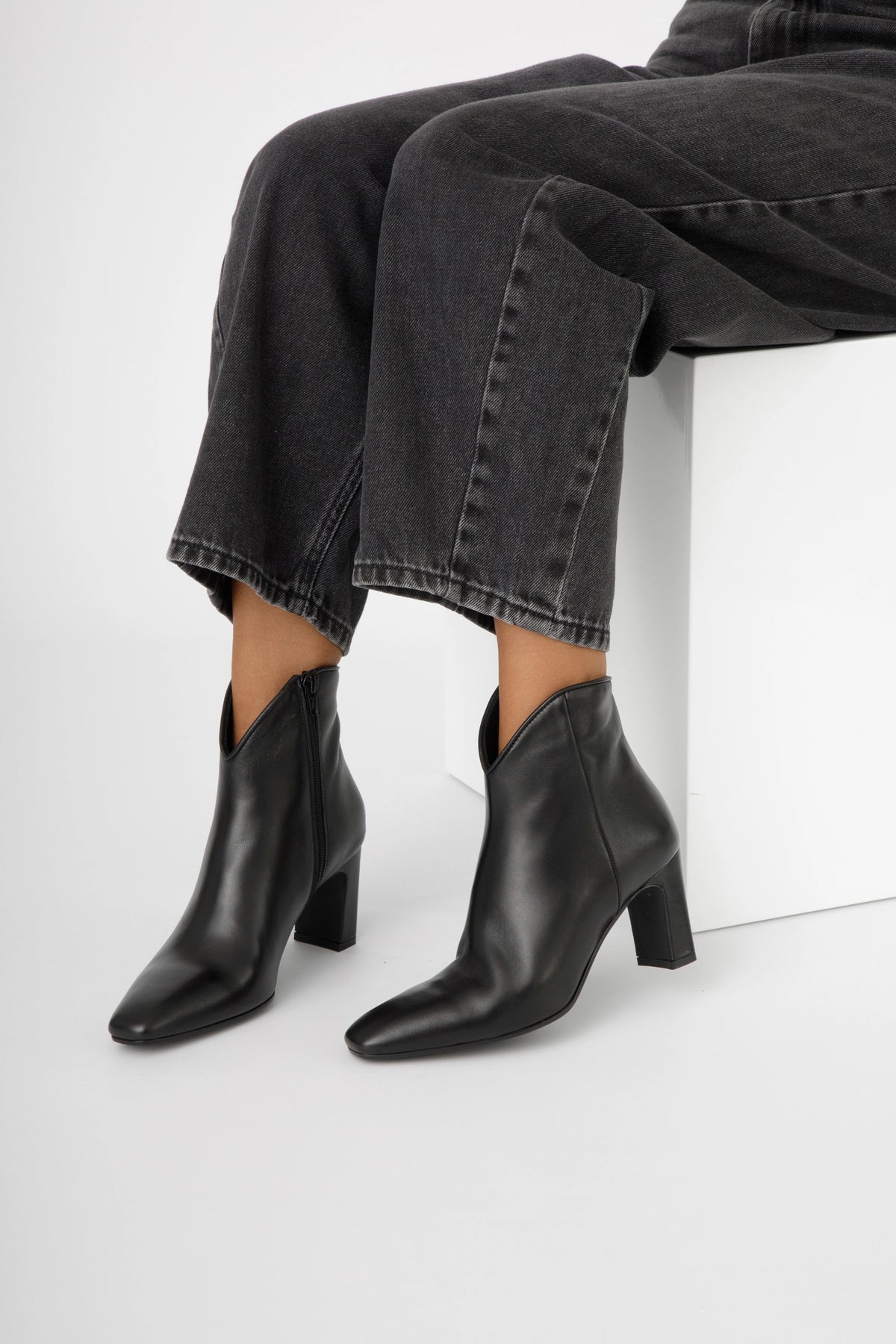Tronchetto in pelle nera da donna con tacco 70 mm - Vittoria