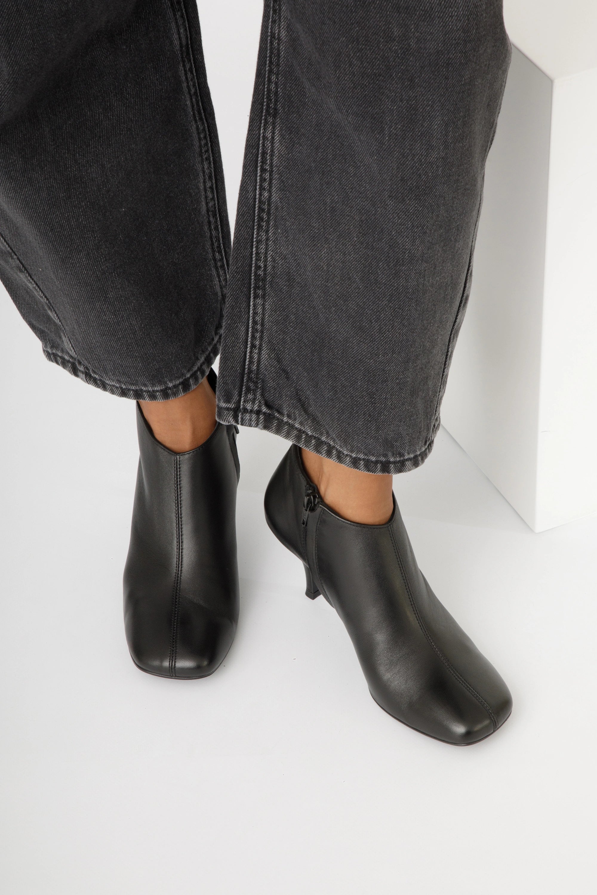 Trochetto basso in pelle nera con tacco a stiletto 80 mm - Clarissa