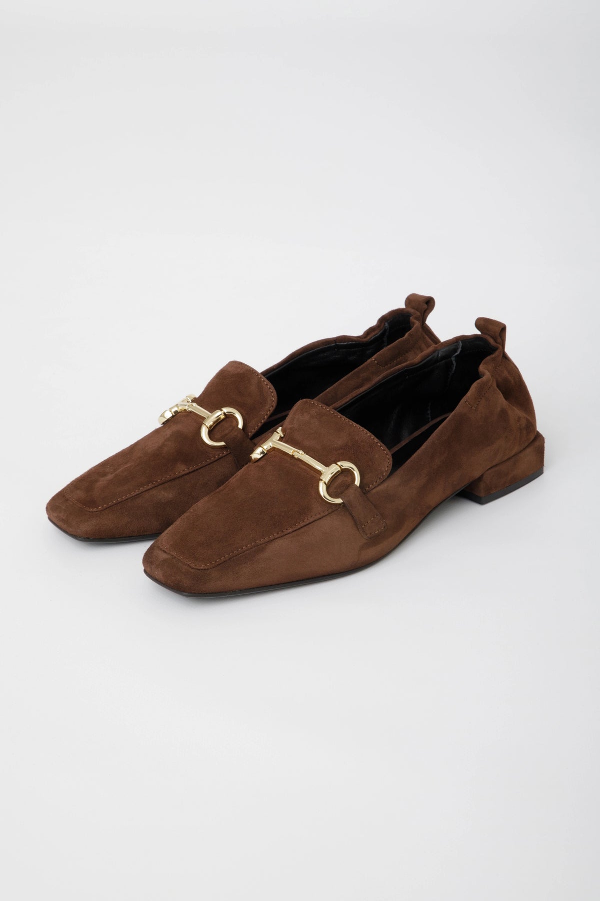 Mocassino in camoscio noce con accessorio platino - Gemma