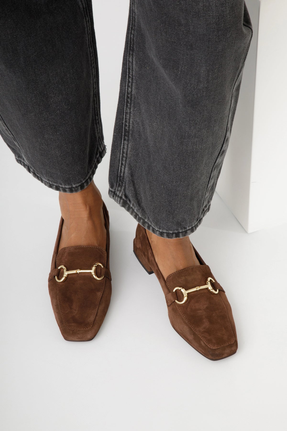 Mocassino in camoscio noce con accessorio platino - Gemma