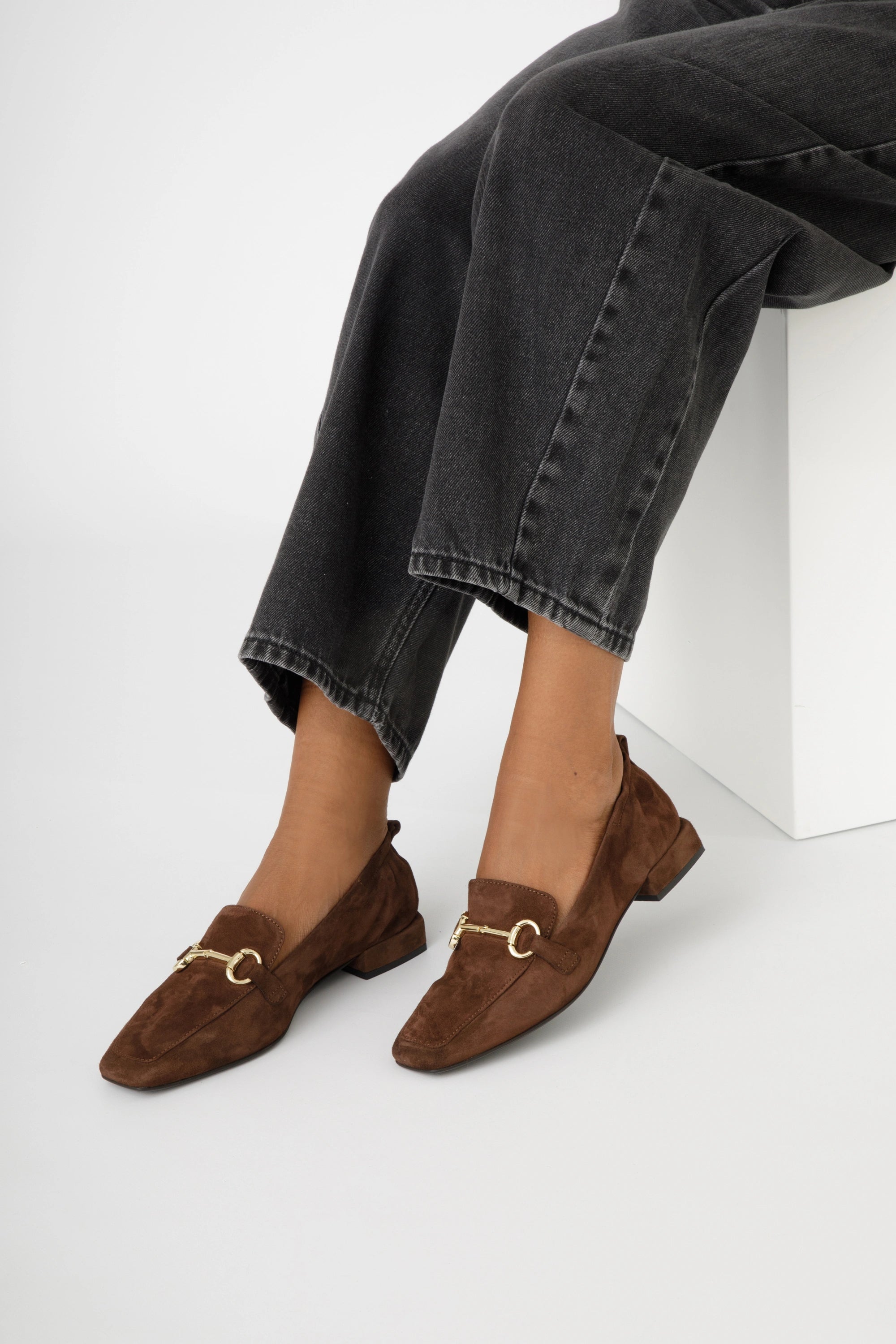 Mocassino in camoscio noce con accessorio platino - Gemma