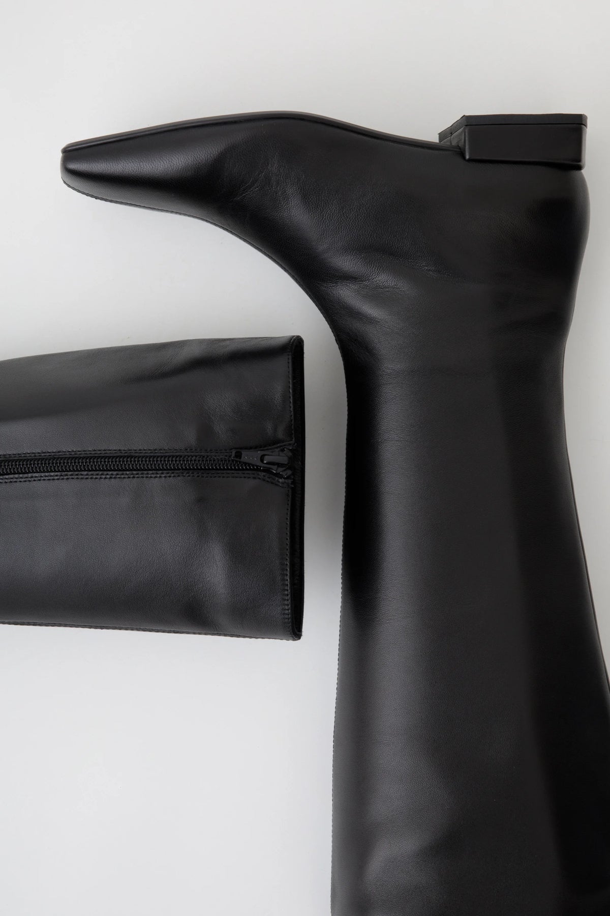 Stivale flat in pelle nera con punta quadrata - Carlotta