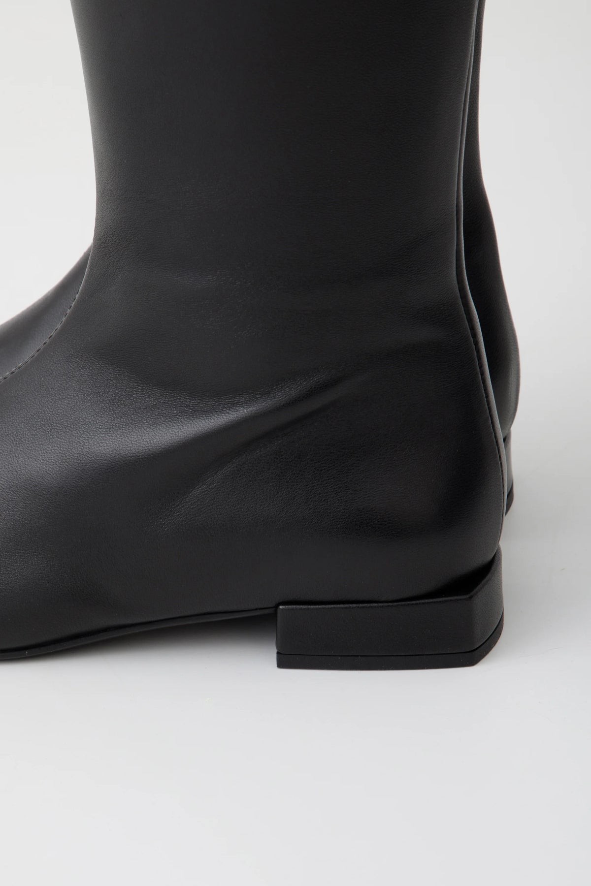 Stivale flat in pelle nera con punta quadrata - Carlotta