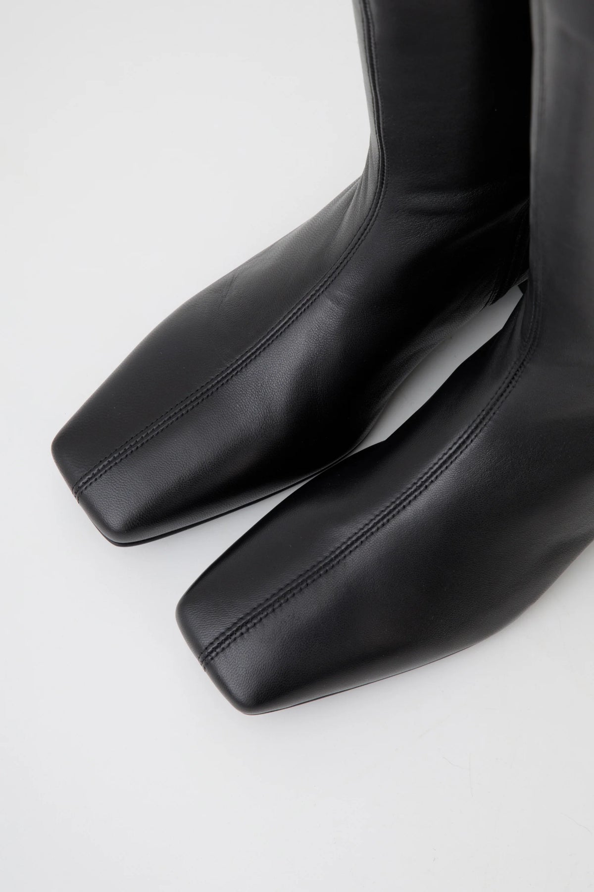 Stivale flat in pelle nera con punta quadrata - Carlotta