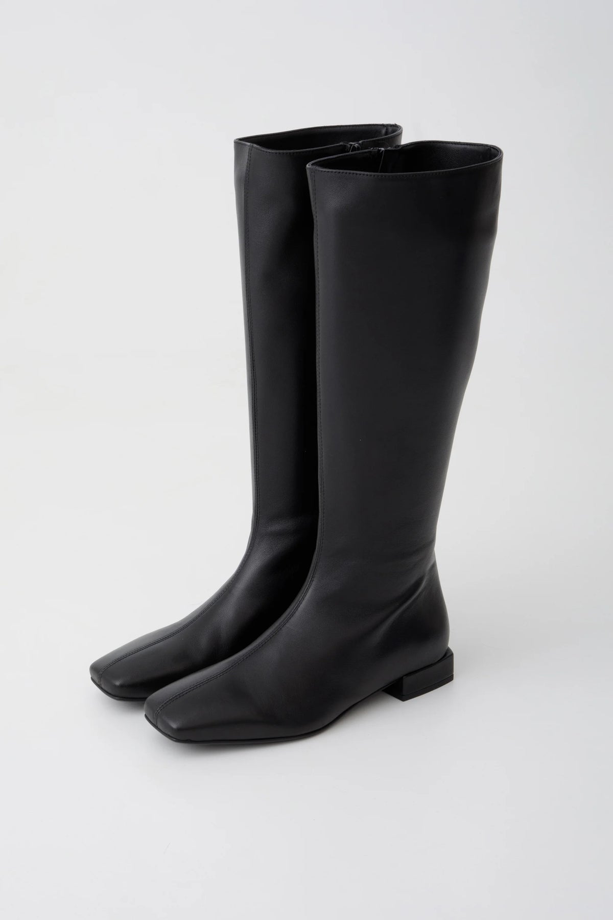 Stivale flat in pelle nera con punta quadrata - Carlotta