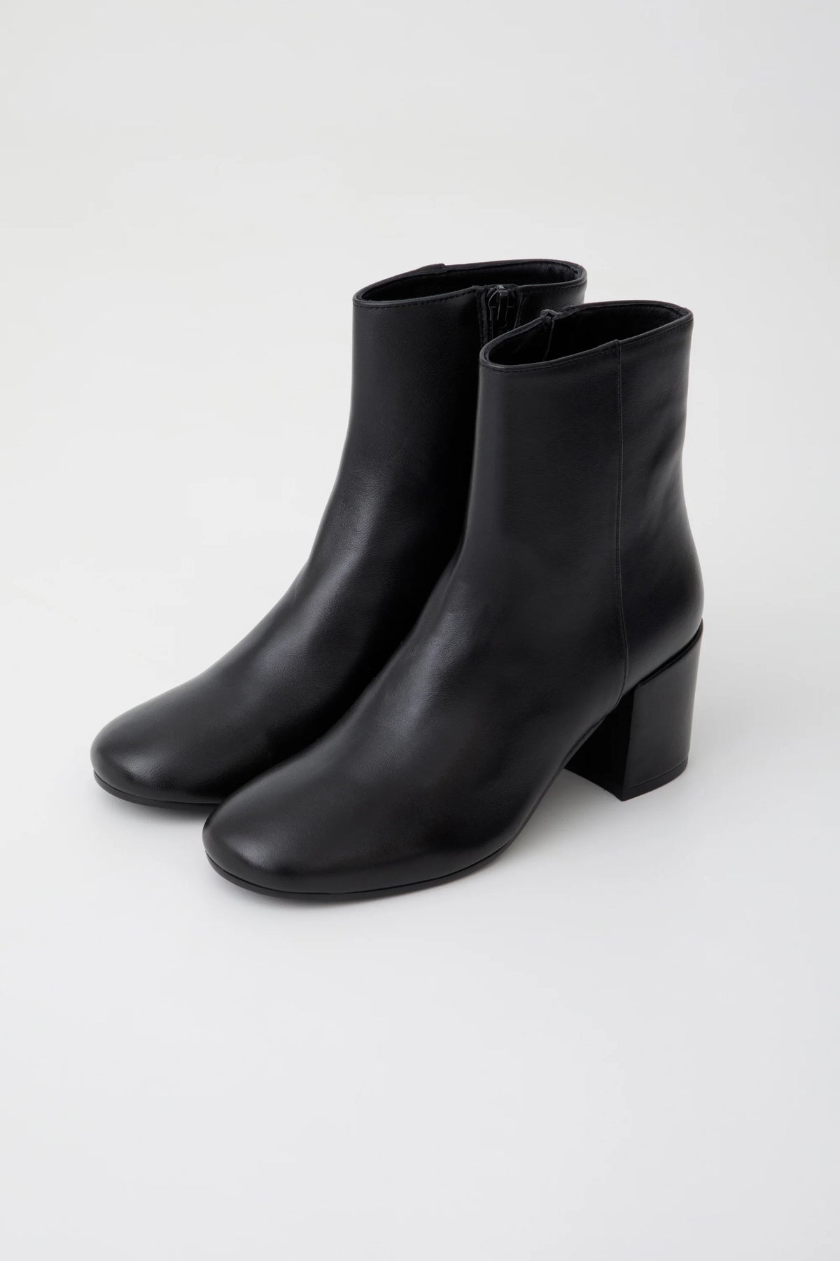 Tronchetto in pelle nera  con tacco 60 mm - Matilde