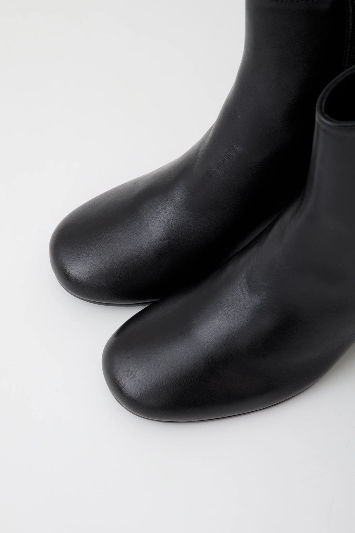 Tronchetto in pelle nera  con tacco 60 mm - Matilde